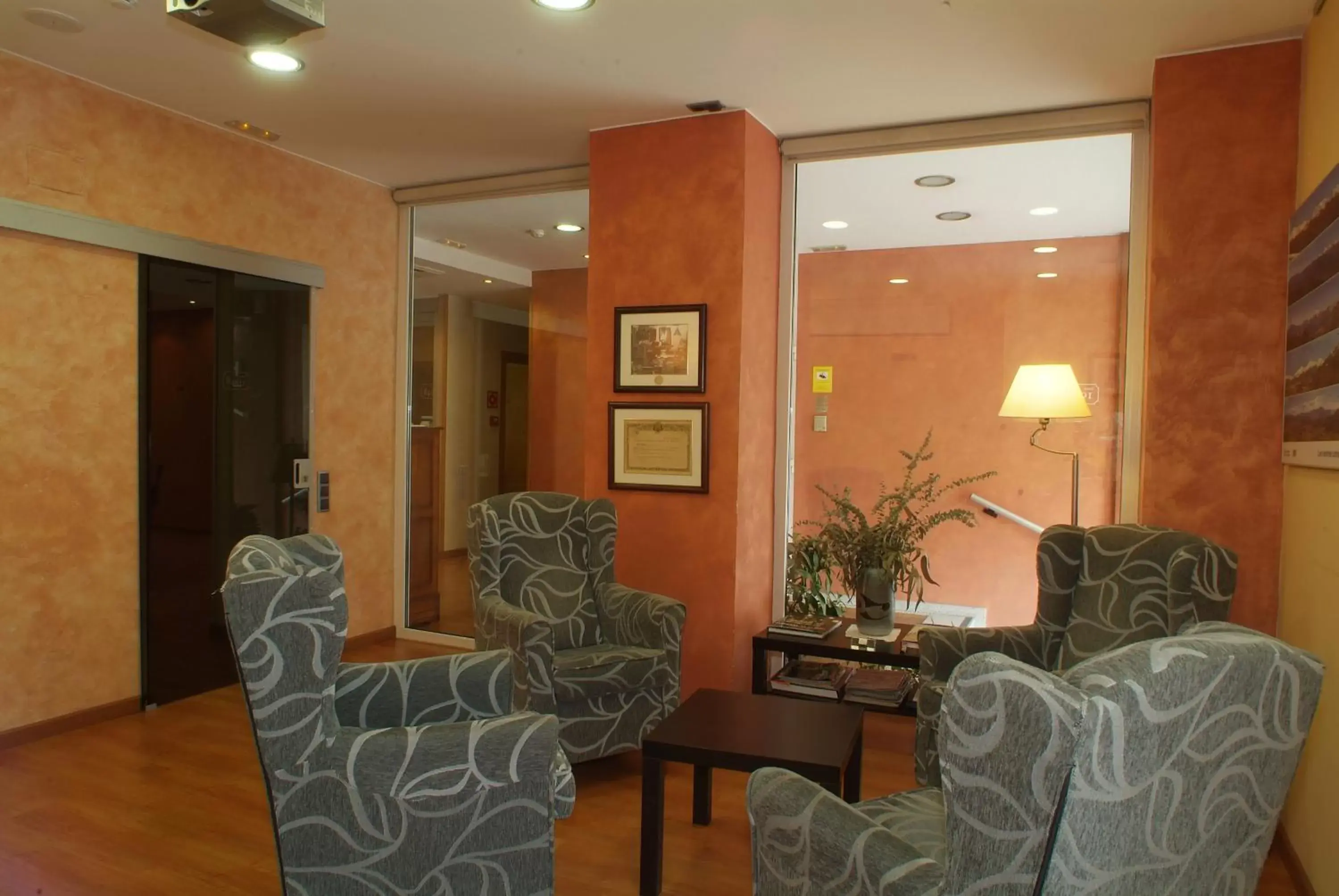 Communal lounge/ TV room, Lobby/Reception in Hotel 1948 Manresa