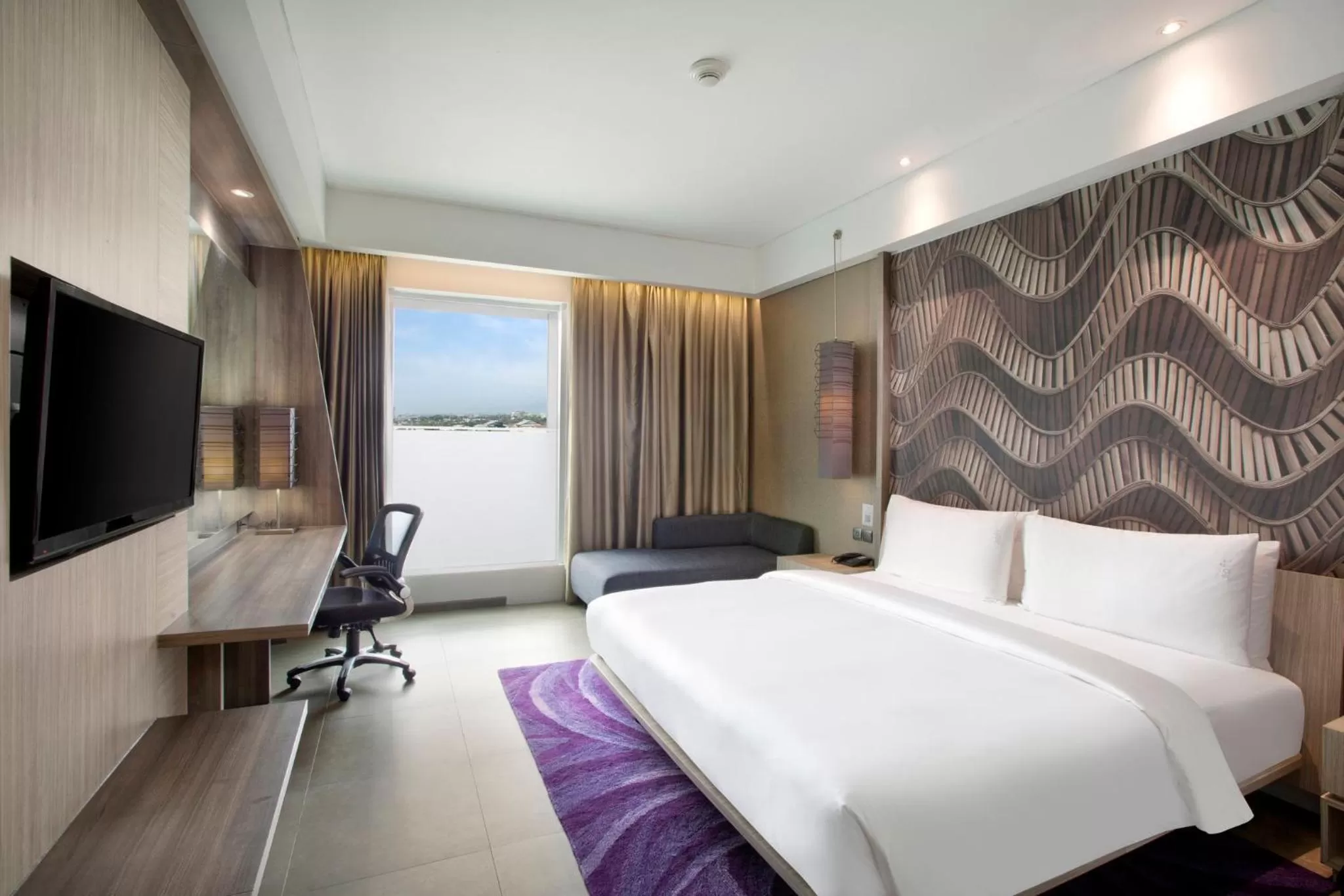 Photo of the whole room, Bed in Holiday Inn Bandung Pasteur by IHG