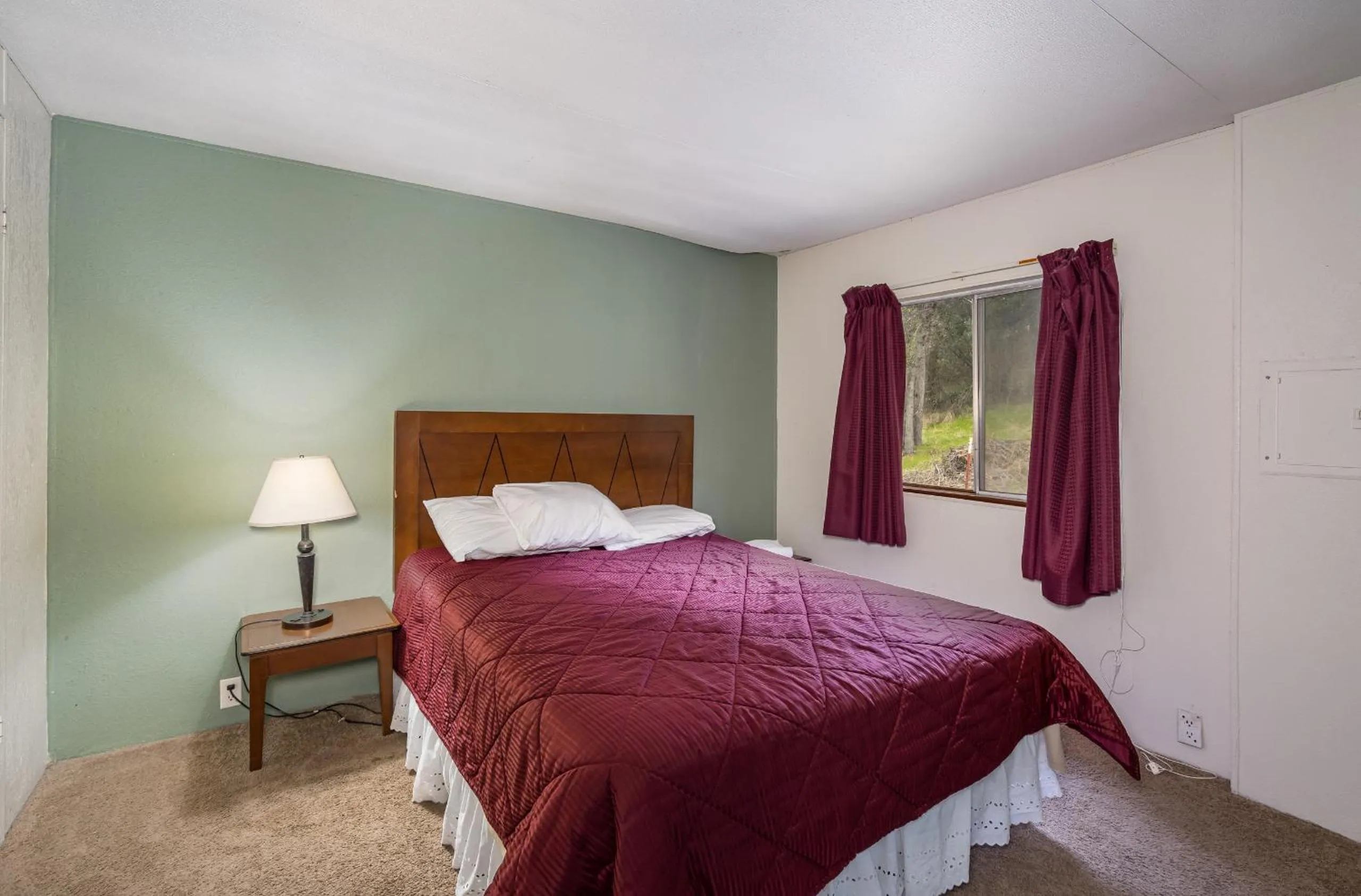 Bed in Mountain Trail Lodge and Vacation Rentals