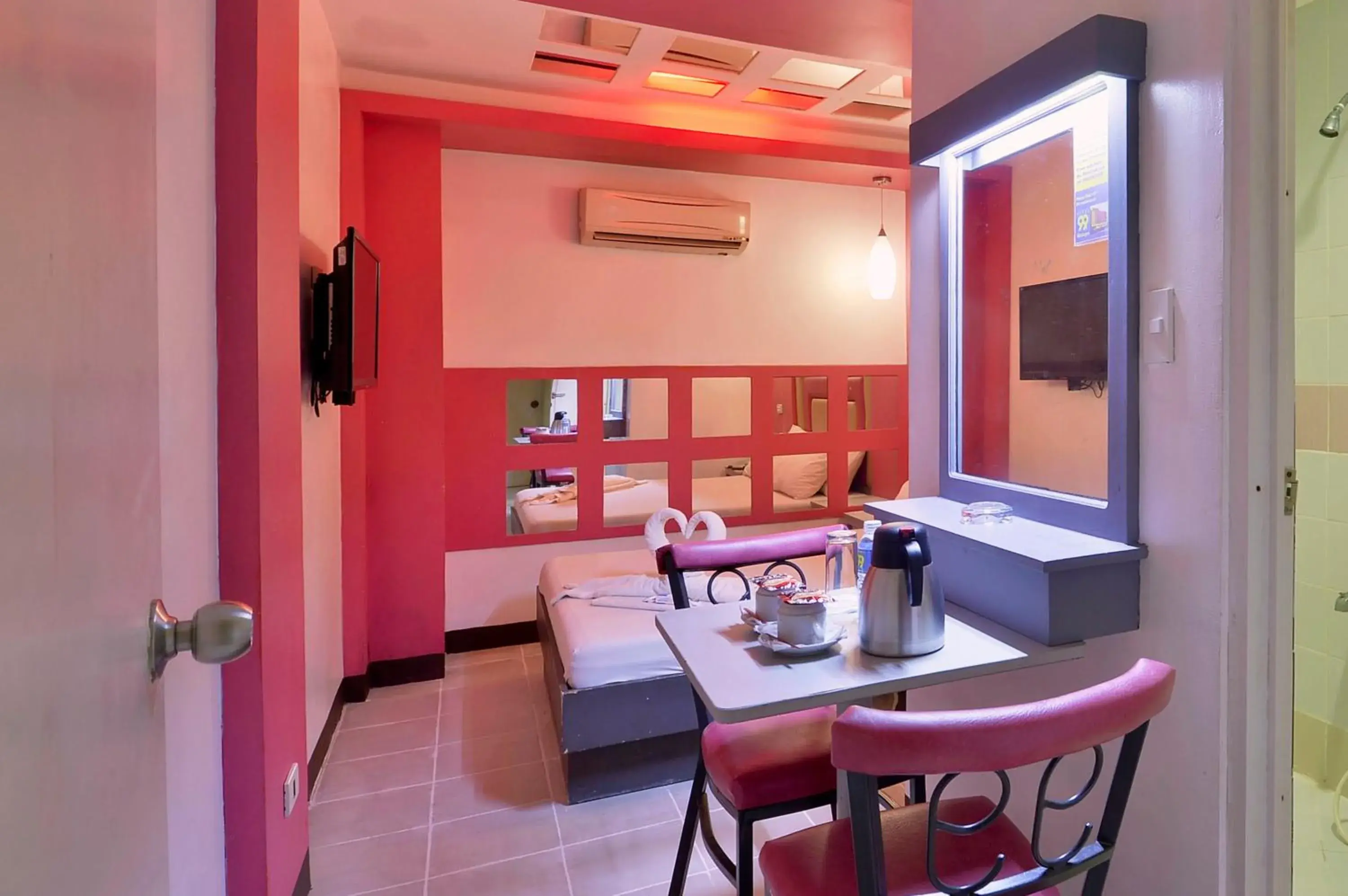 TV and multimedia in Hotel 99 Quiapo