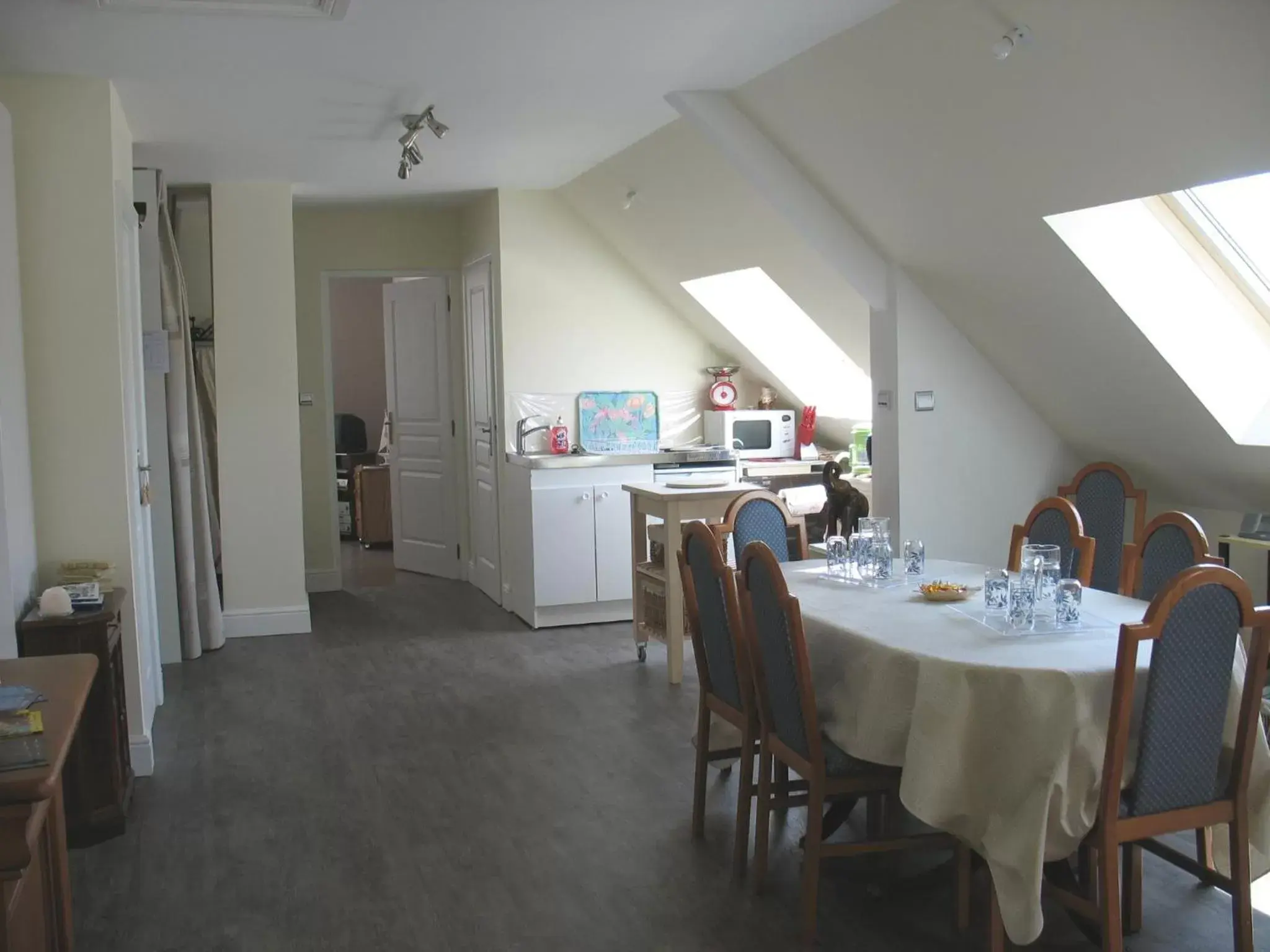 Kitchen or kitchenette, Dining Area in L'imprévu