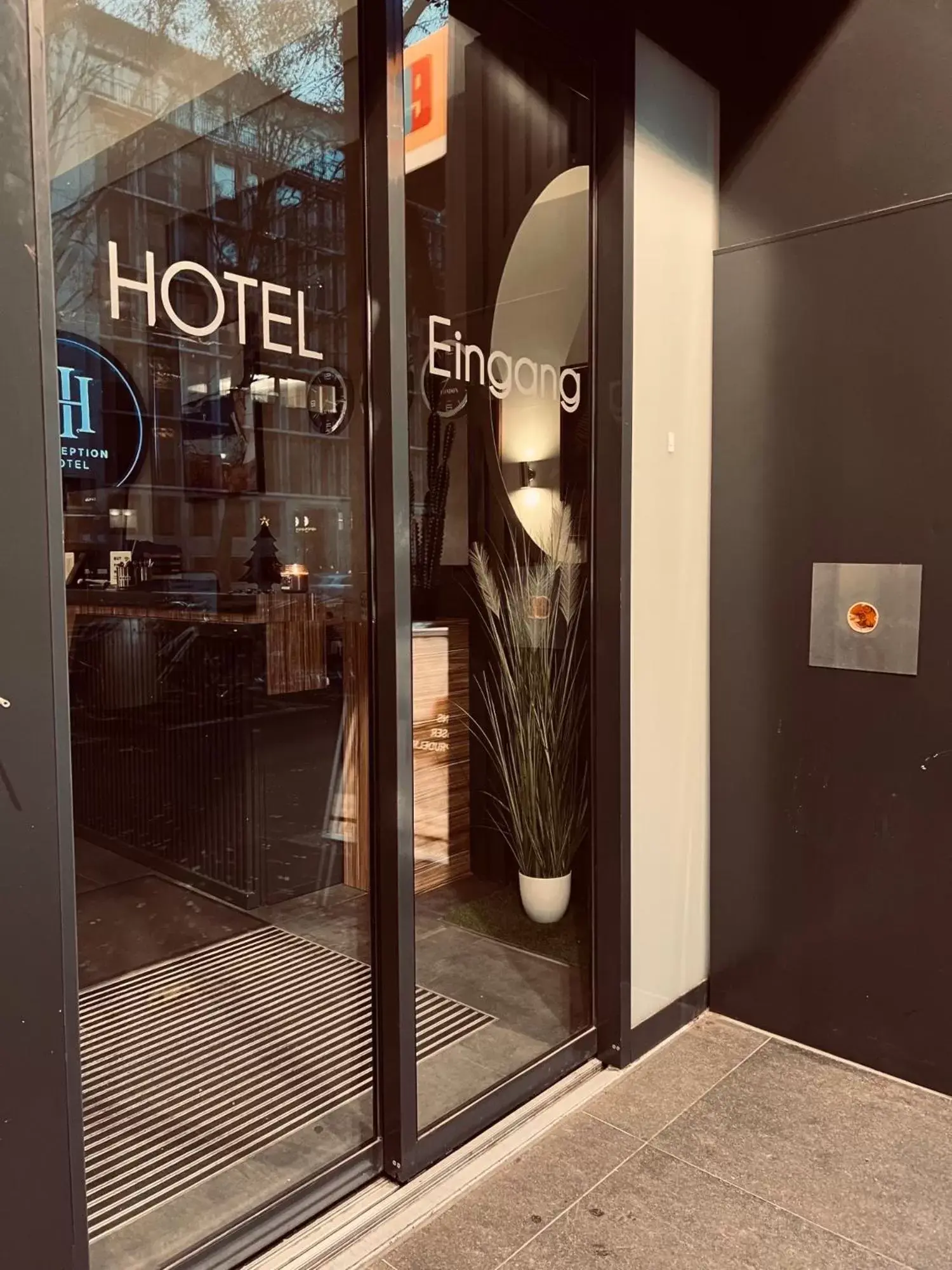 Facade/entrance in Hotel Innception Facade/entrance in Hotel Innception