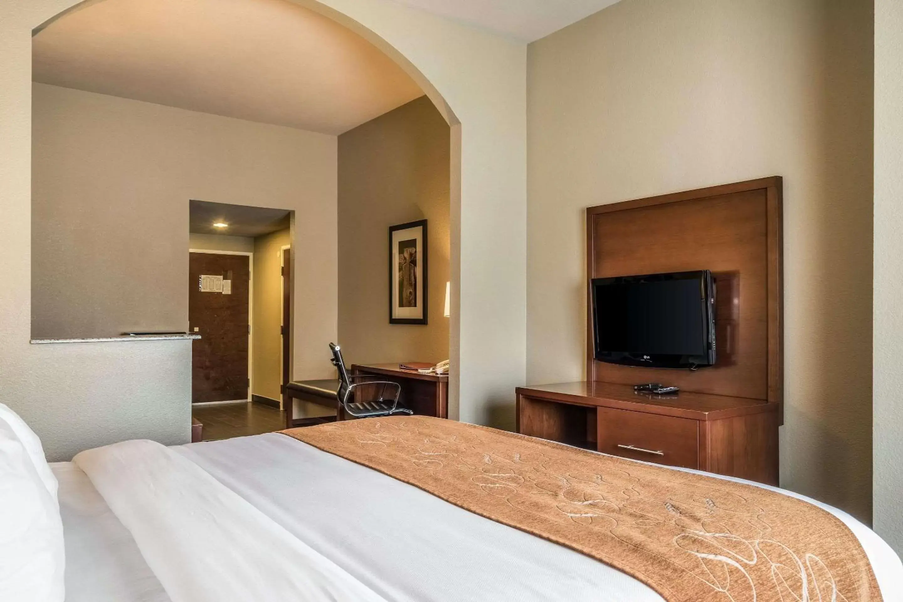 Photo of the whole room, Bed in Comfort Suites San Marcos