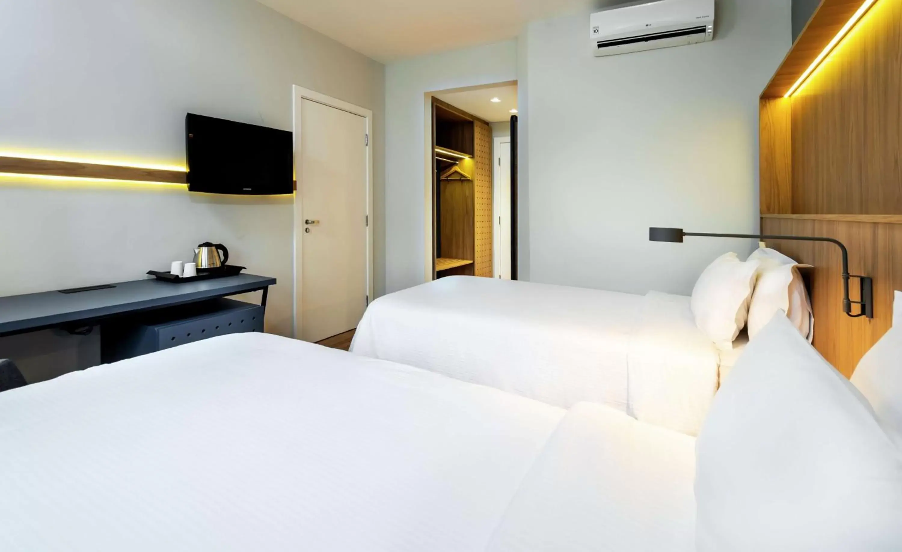 Bedroom, Bed in Hampton by Hilton Guarulhos Airport Bedroom, Bed in Hampton by Hilton Guarulhos Airport