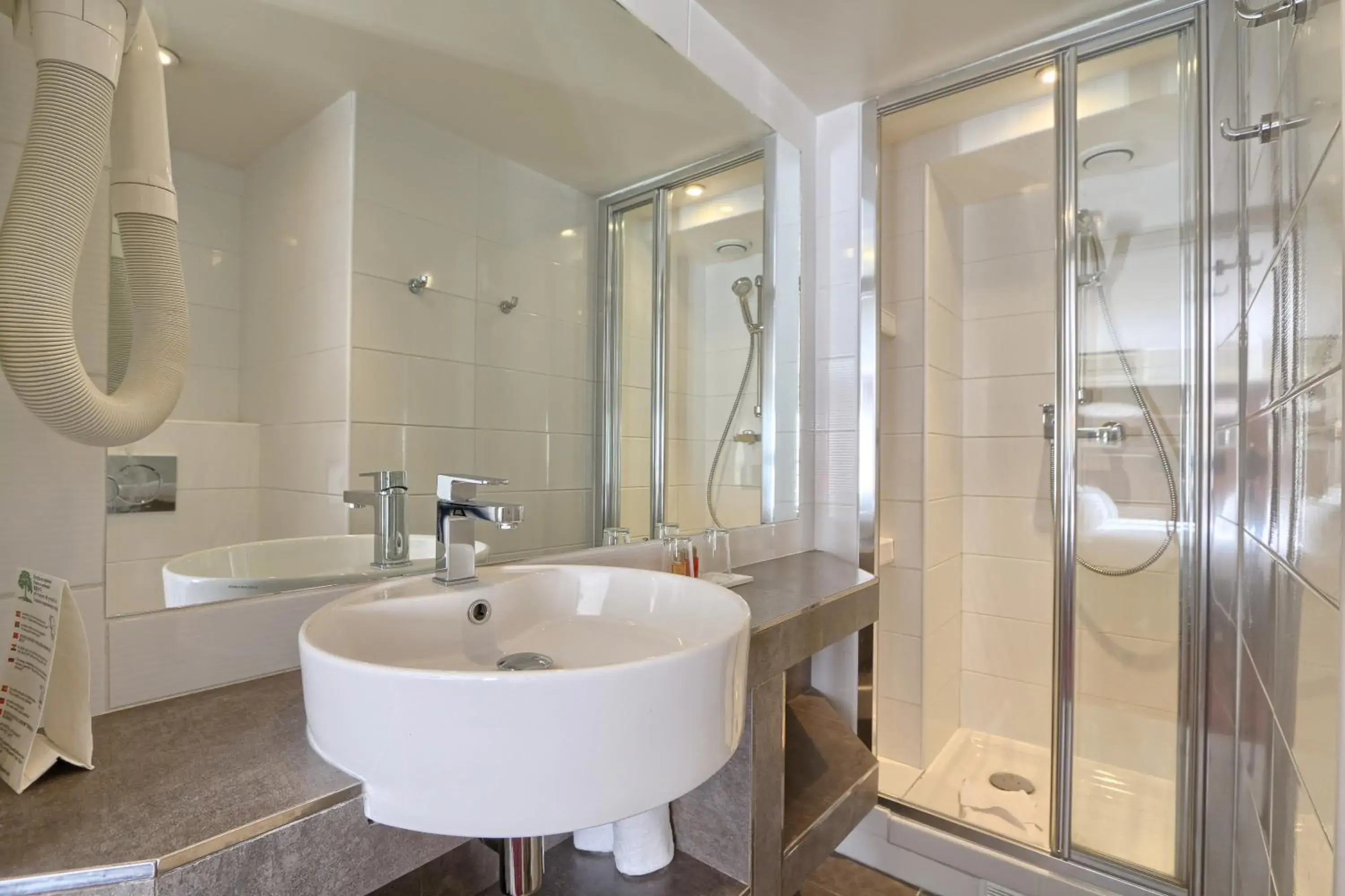 Bathroom in Hotel Mondial