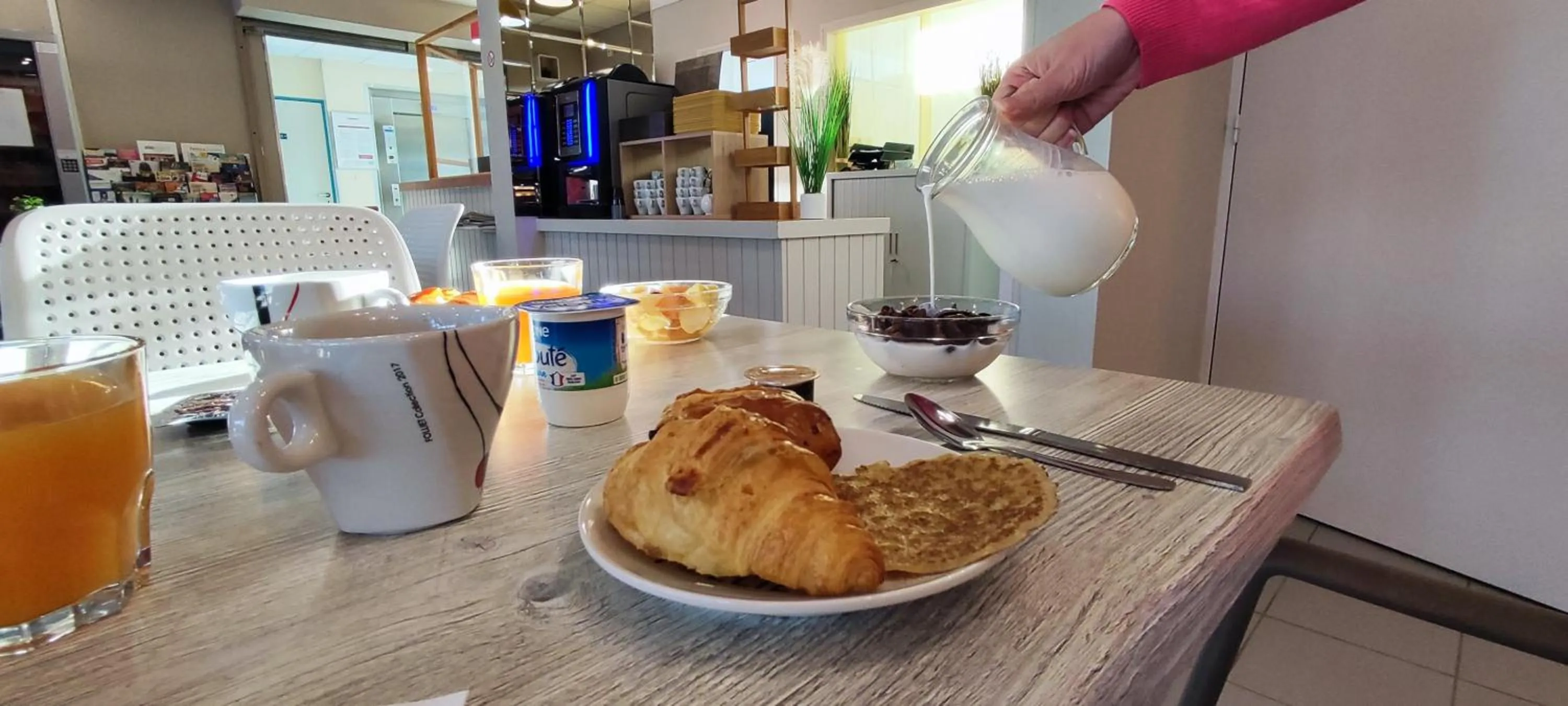 Food and drinks in The Originals Access, Hôtel les Iris, Berck-sur-Mer