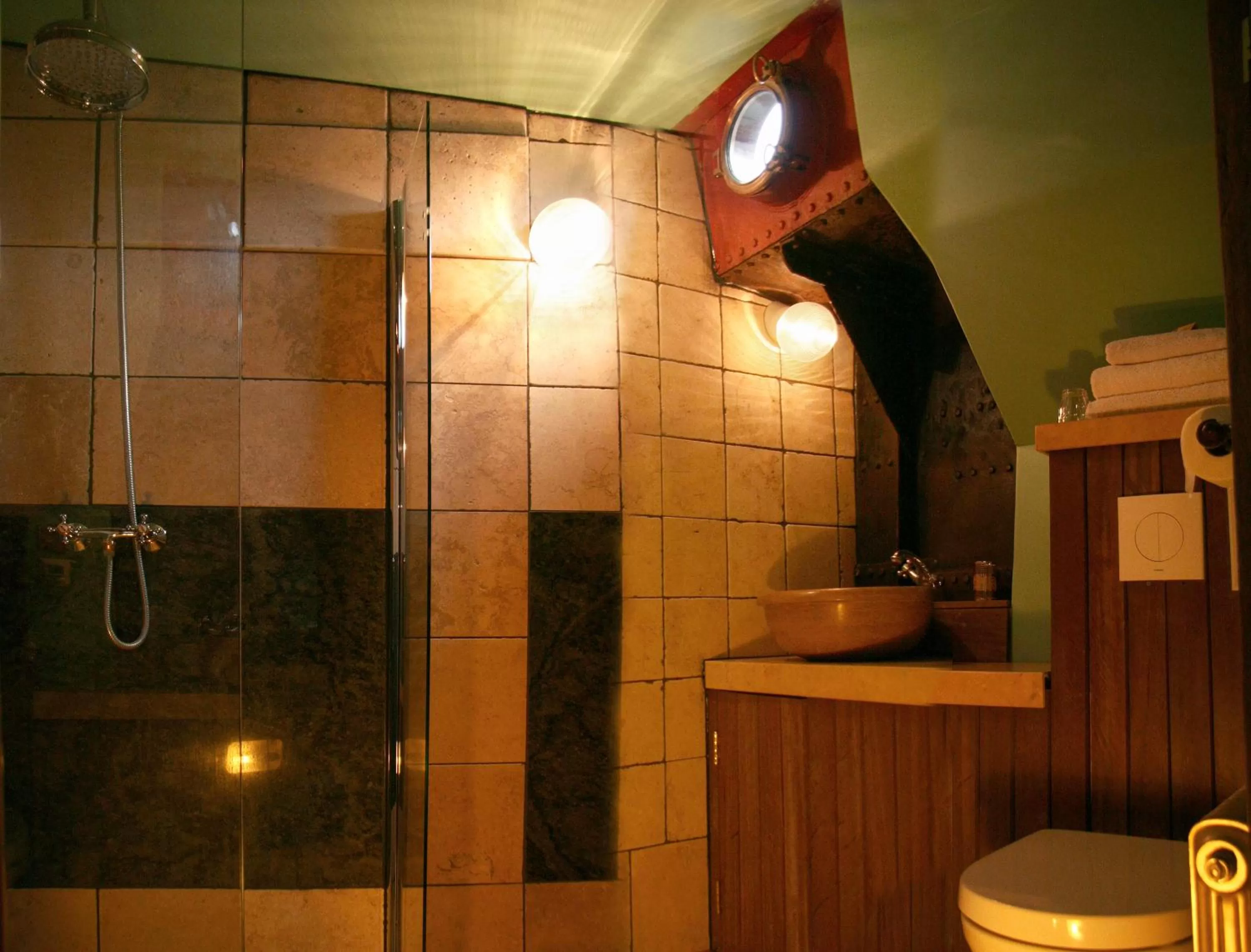 Shower, Bathroom in Boat 'Opoe Sientje'