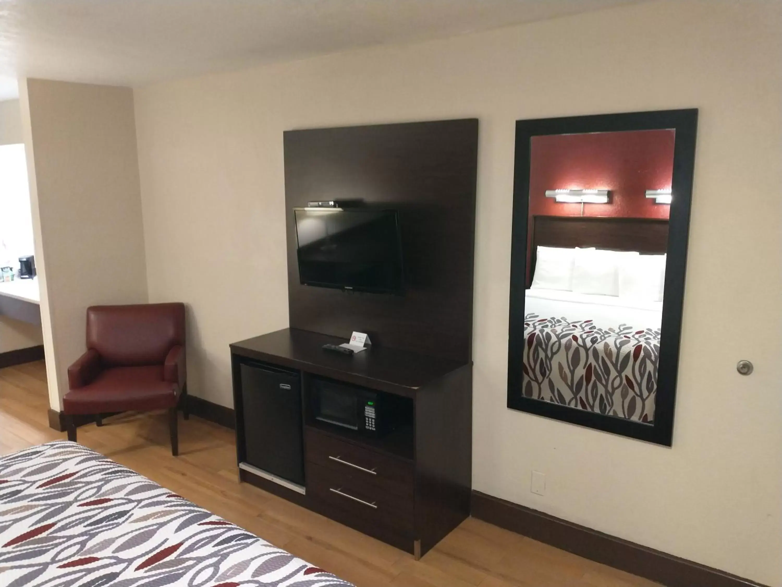 Bedroom, TV/Entertainment Center in Red Roof Inn Santa Ana