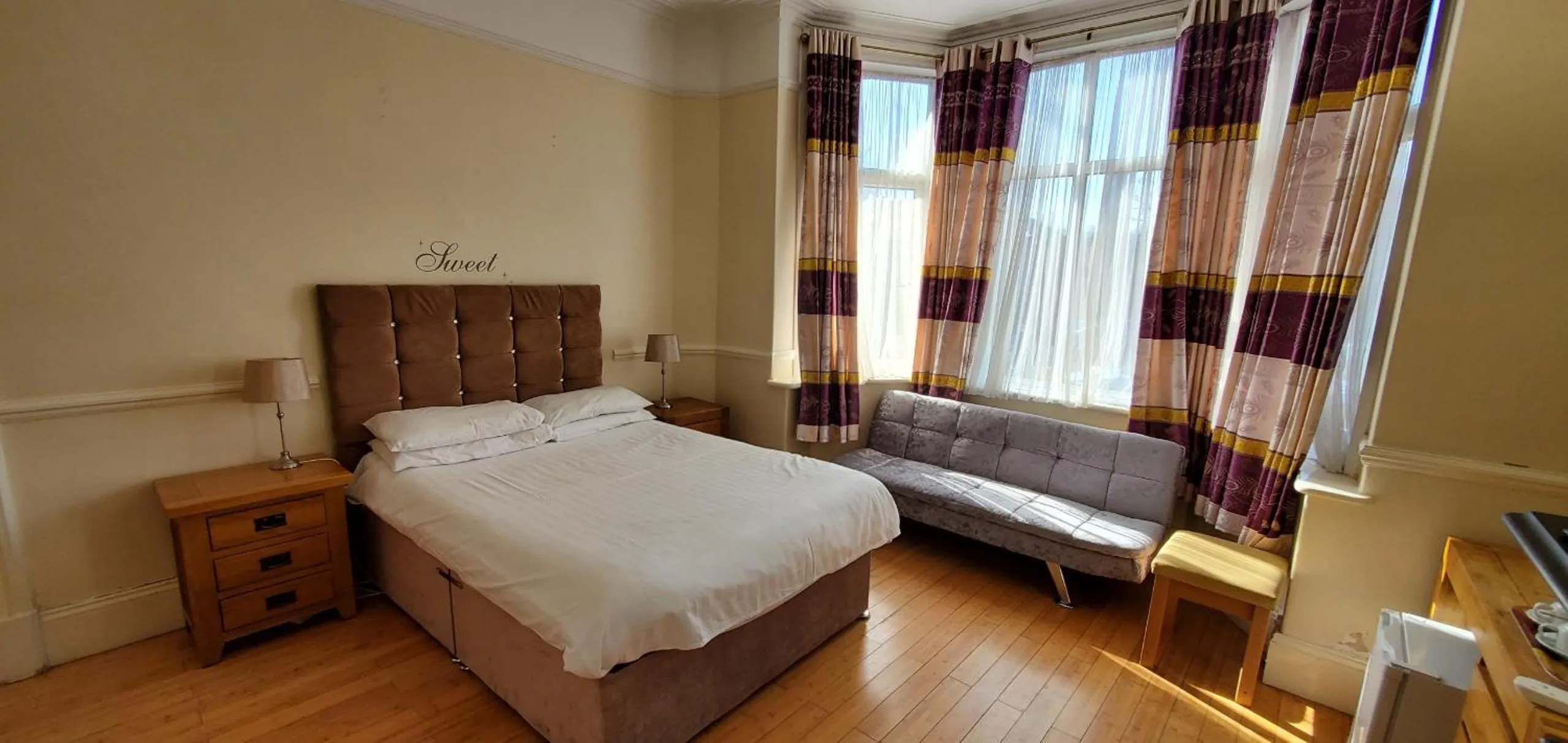 Bedroom, Bed in Diamonds Guest House