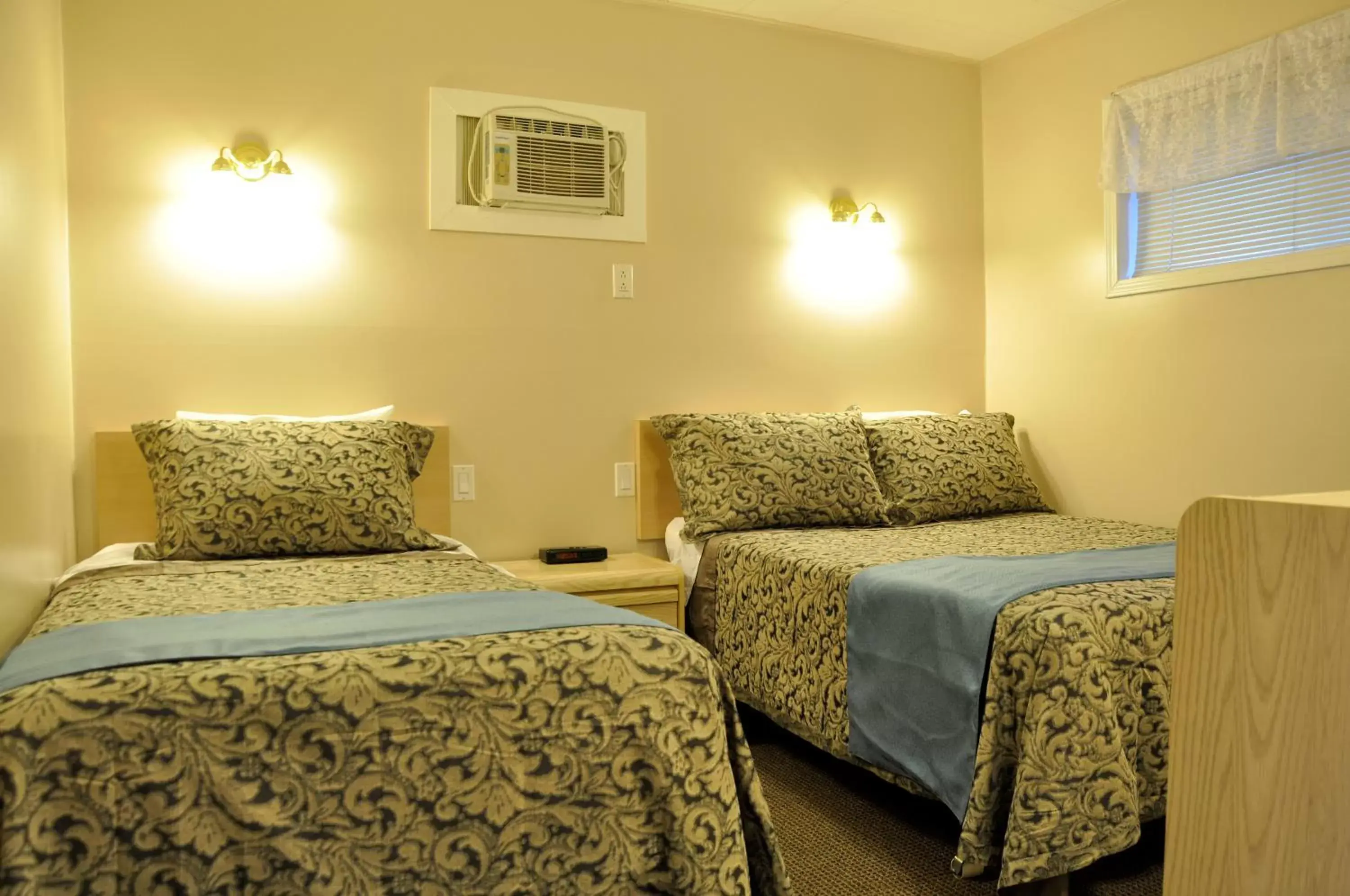 Photo of the whole room, Bed in Rosedale Motel