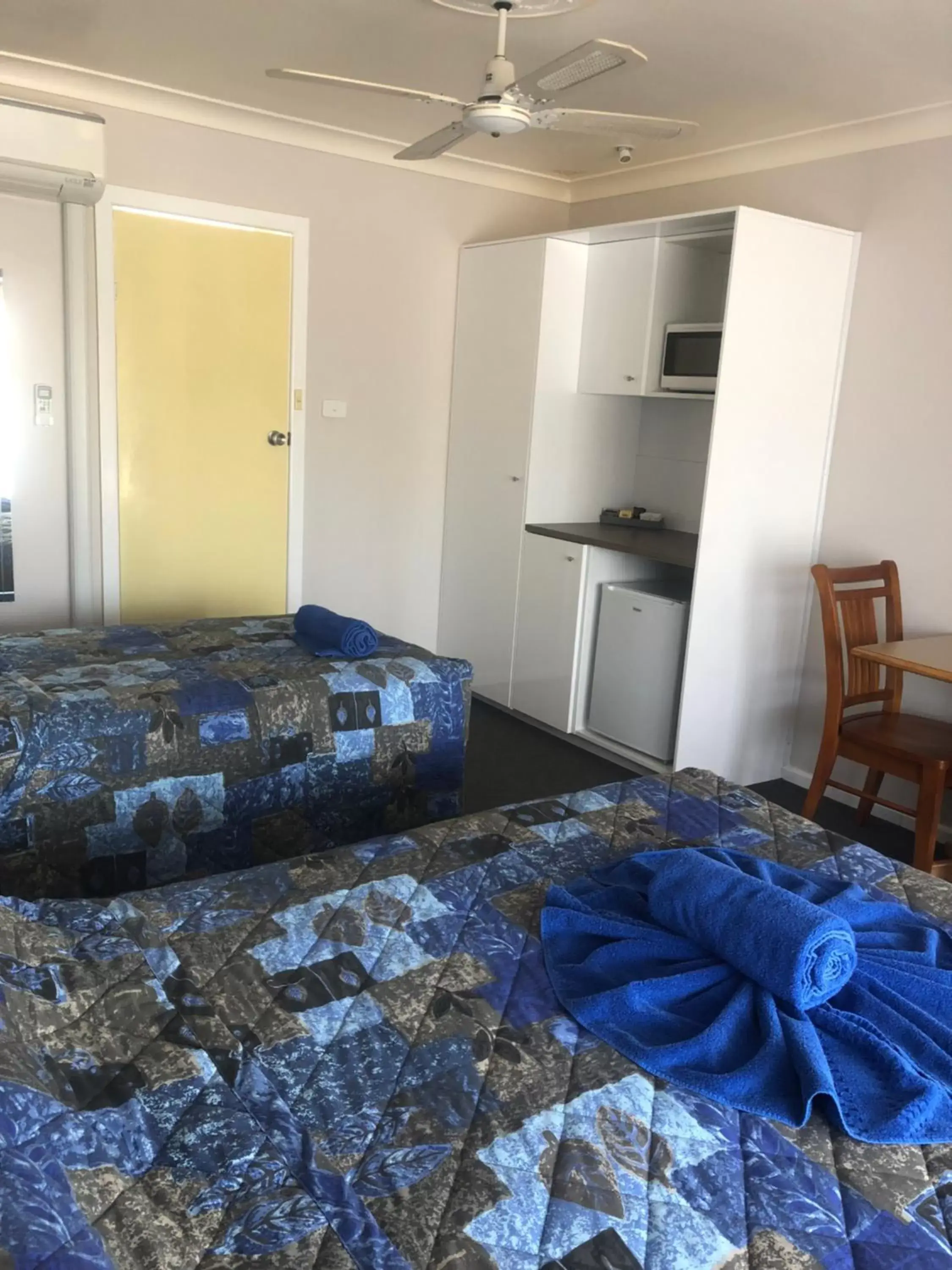 Photo of the whole room, Bed in Breeze Inn 13 Princes Highway, Ulladulla