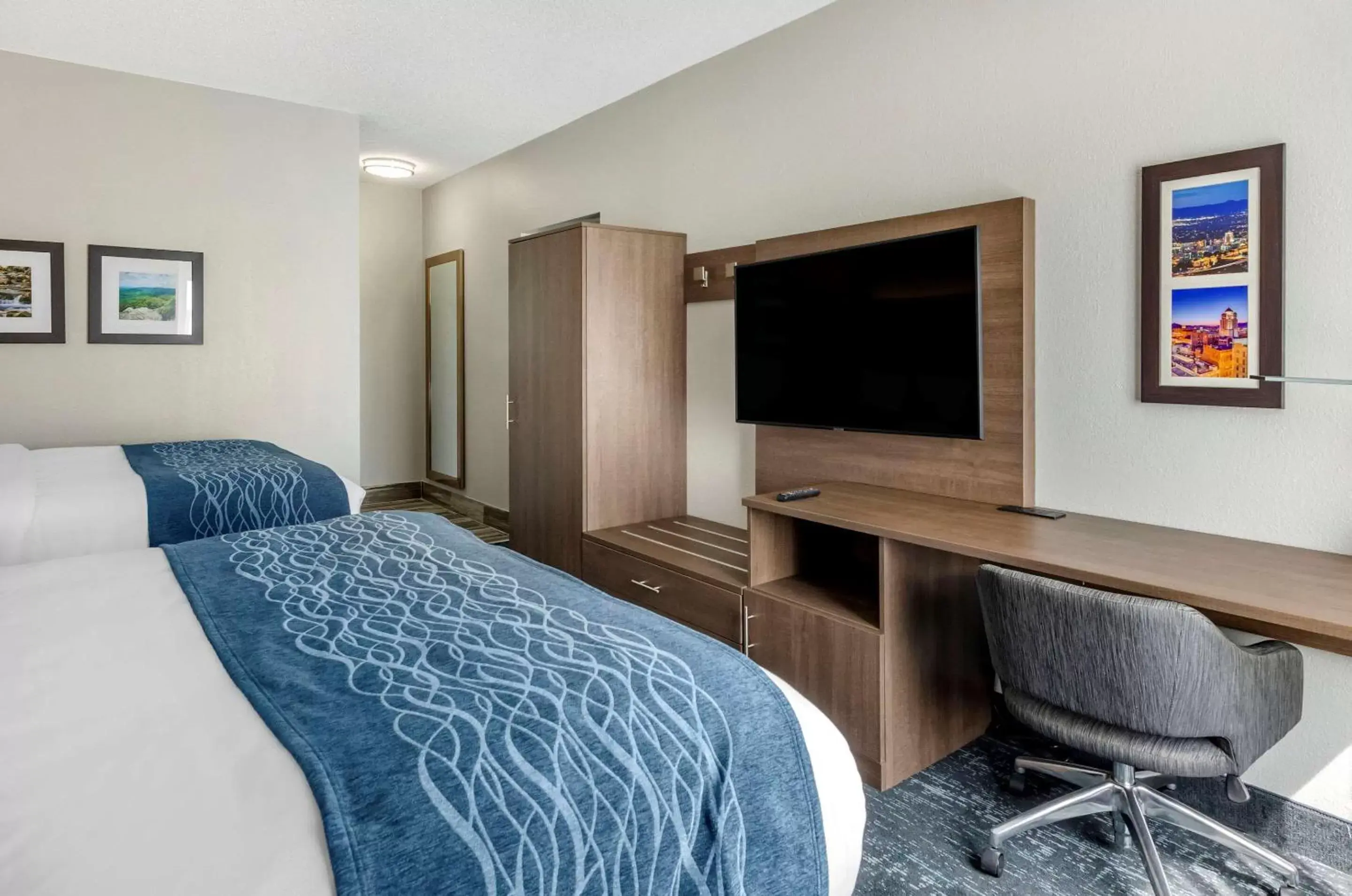 Photo of the whole room, TV/Entertainment Center in Comfort Inn & Suites Troutville - Roanoke North / Daleville