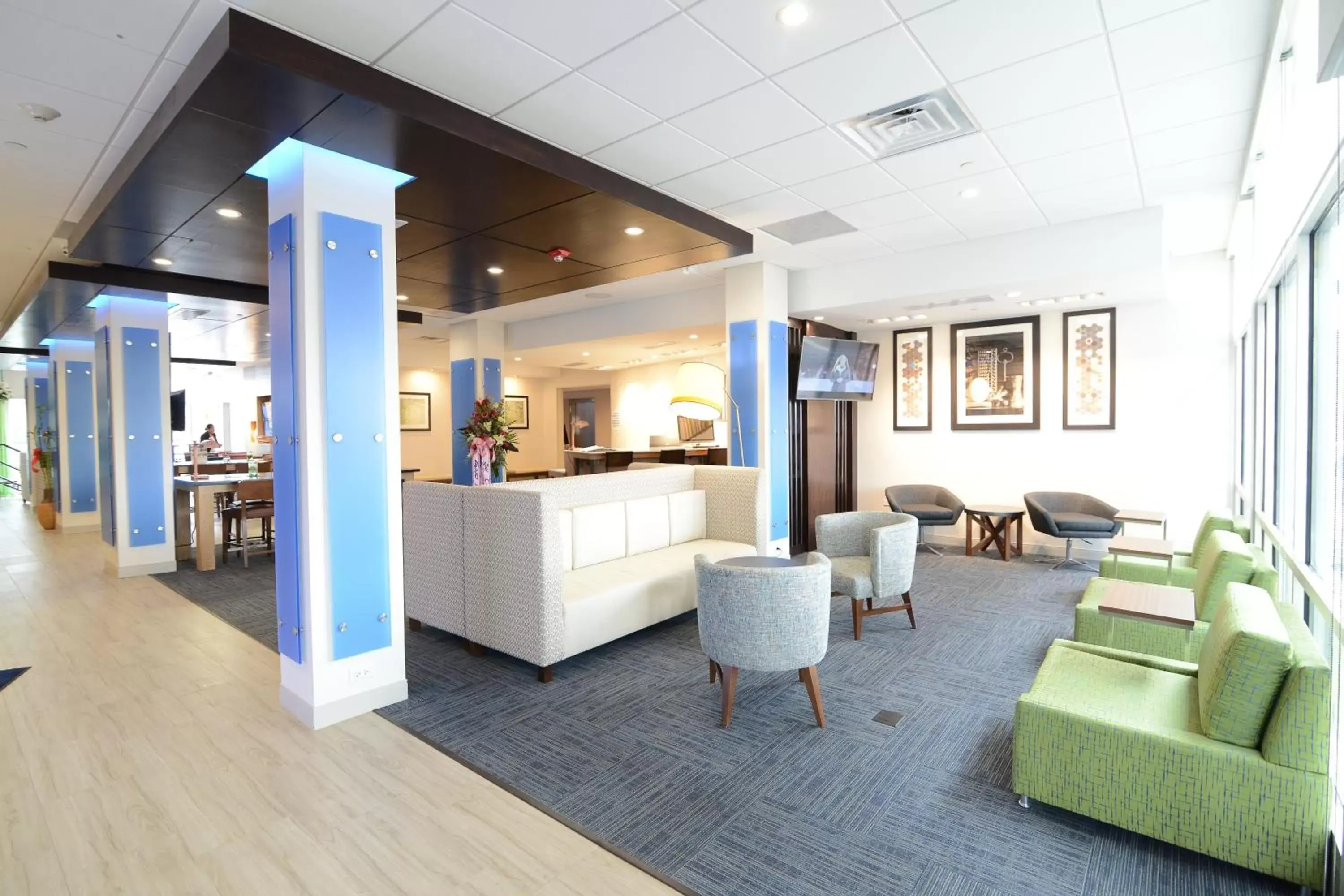 Lobby or reception, Lobby/Reception in Holiday Inn Express & Suites Chicago North Shore - Niles, an IHG Hotel