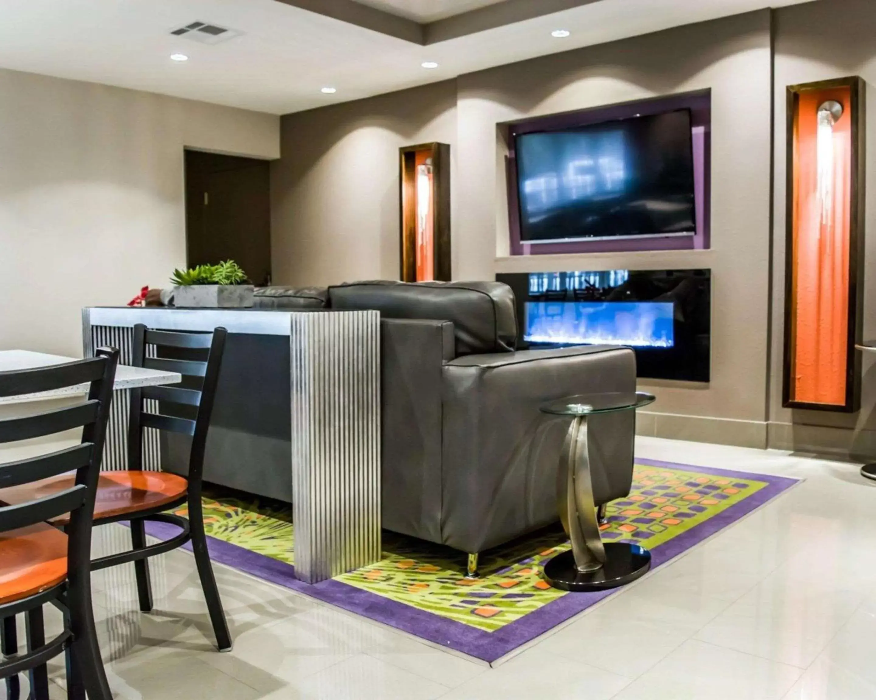 Lobby or reception, TV/Entertainment Center in Quality Suites Fort Myers Airport I-75