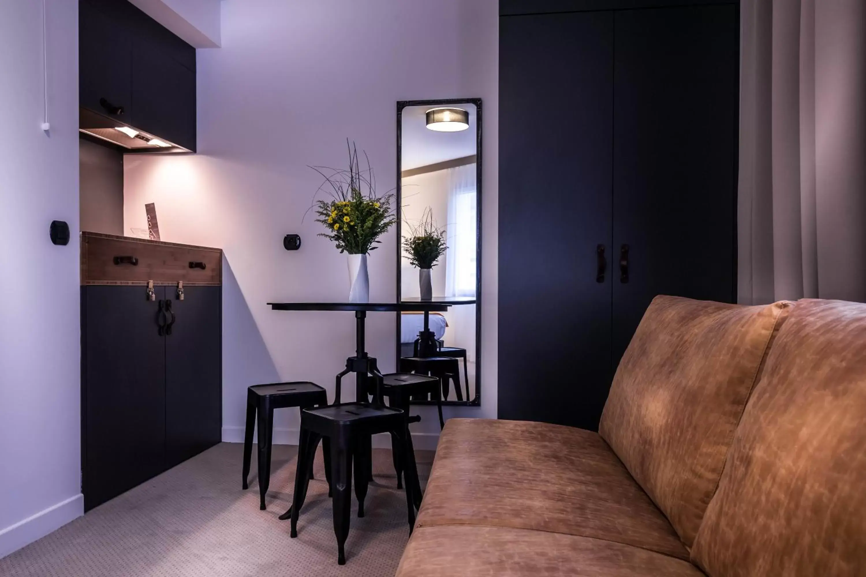 Kitchen or kitchenette, Seating Area in Best Western Plus Suitcase Paris La Défense