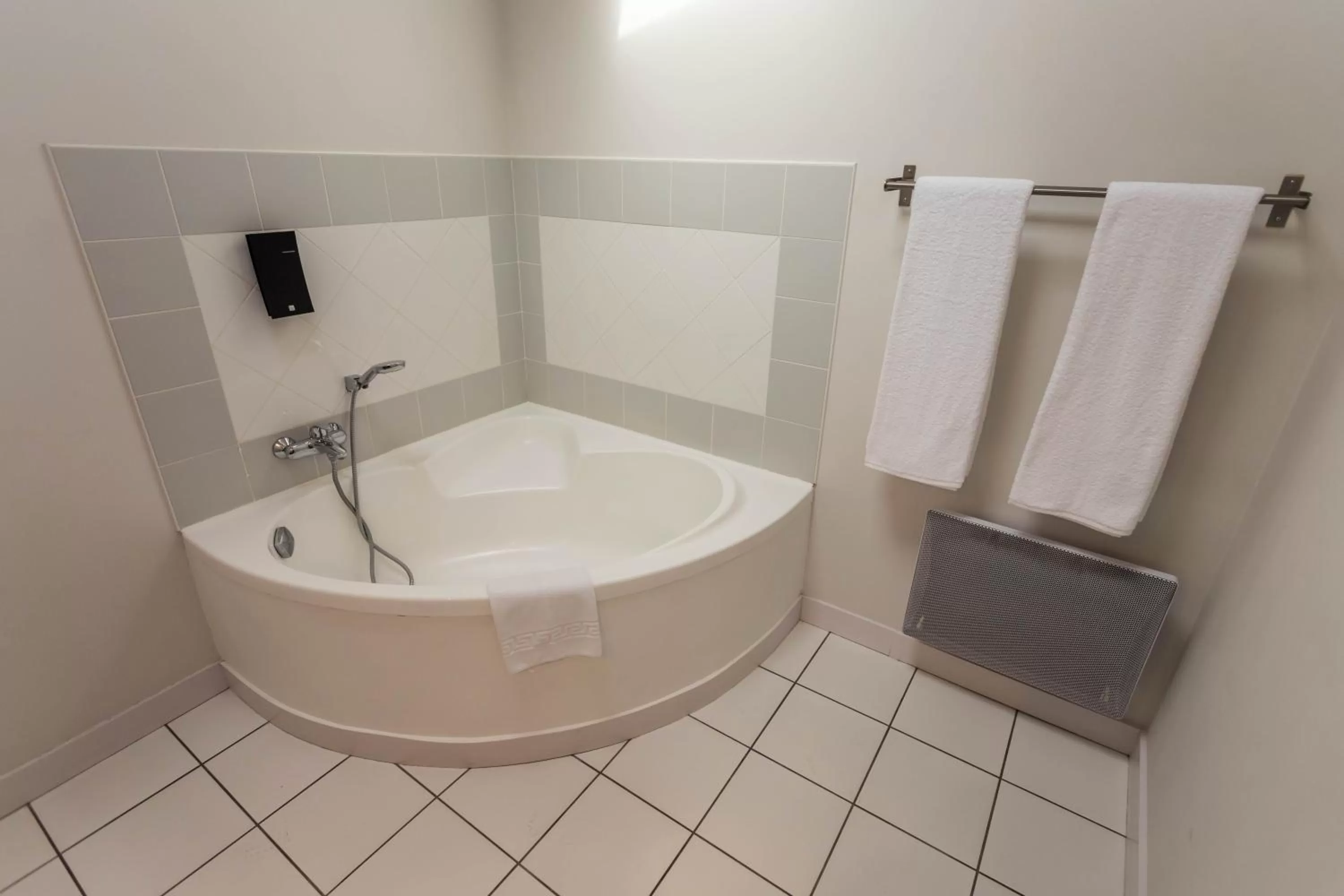 Bathroom in CÔTE GARONNE le BALCON DES DAMES -hôtel et restaurant- Tonneins Fauillet Marmande - vue panoramique bord de Garonne chambres climatisées