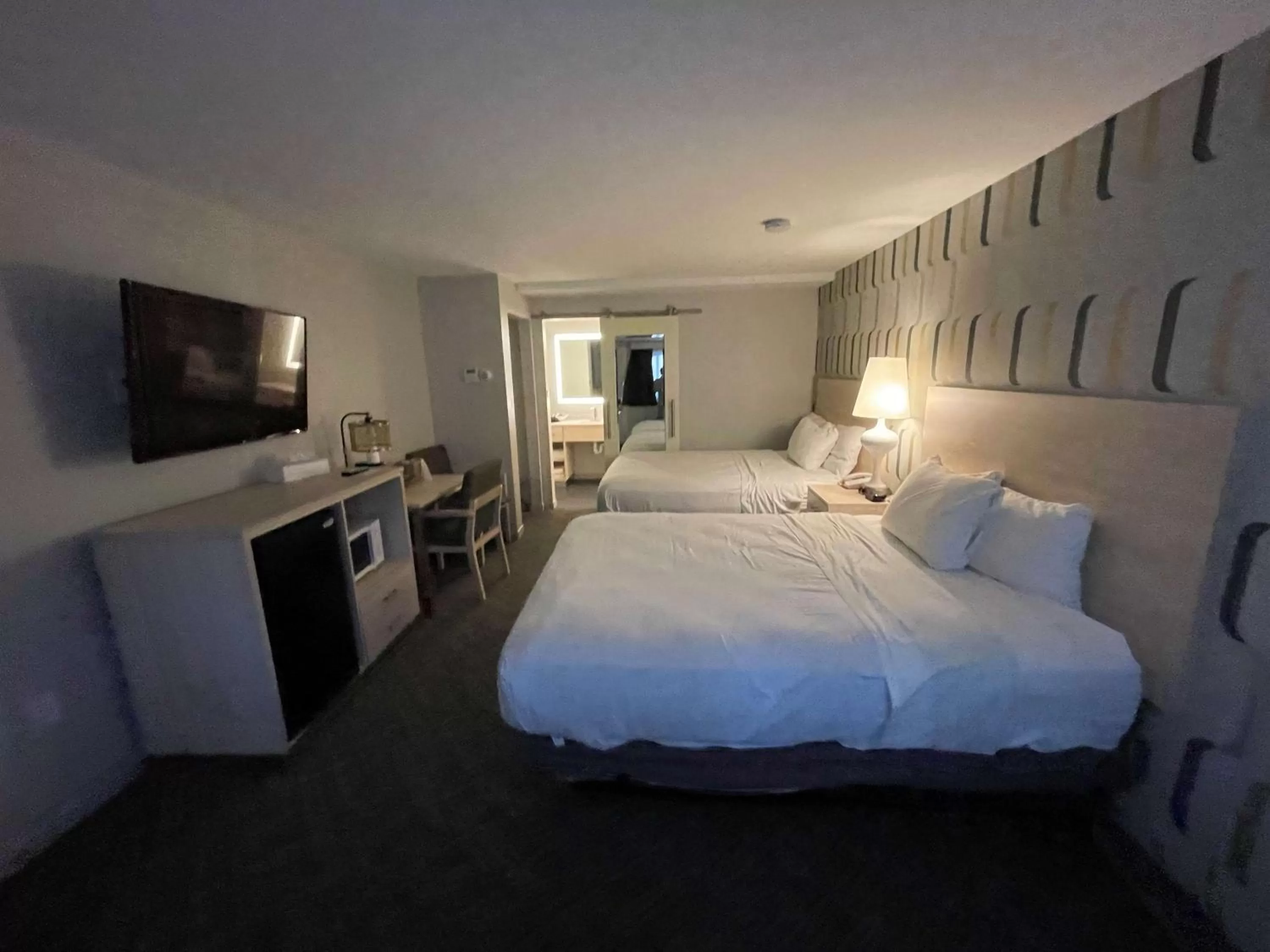 Bedroom, Bed in Woodwards White Mountain Resort, BW Signature Collection