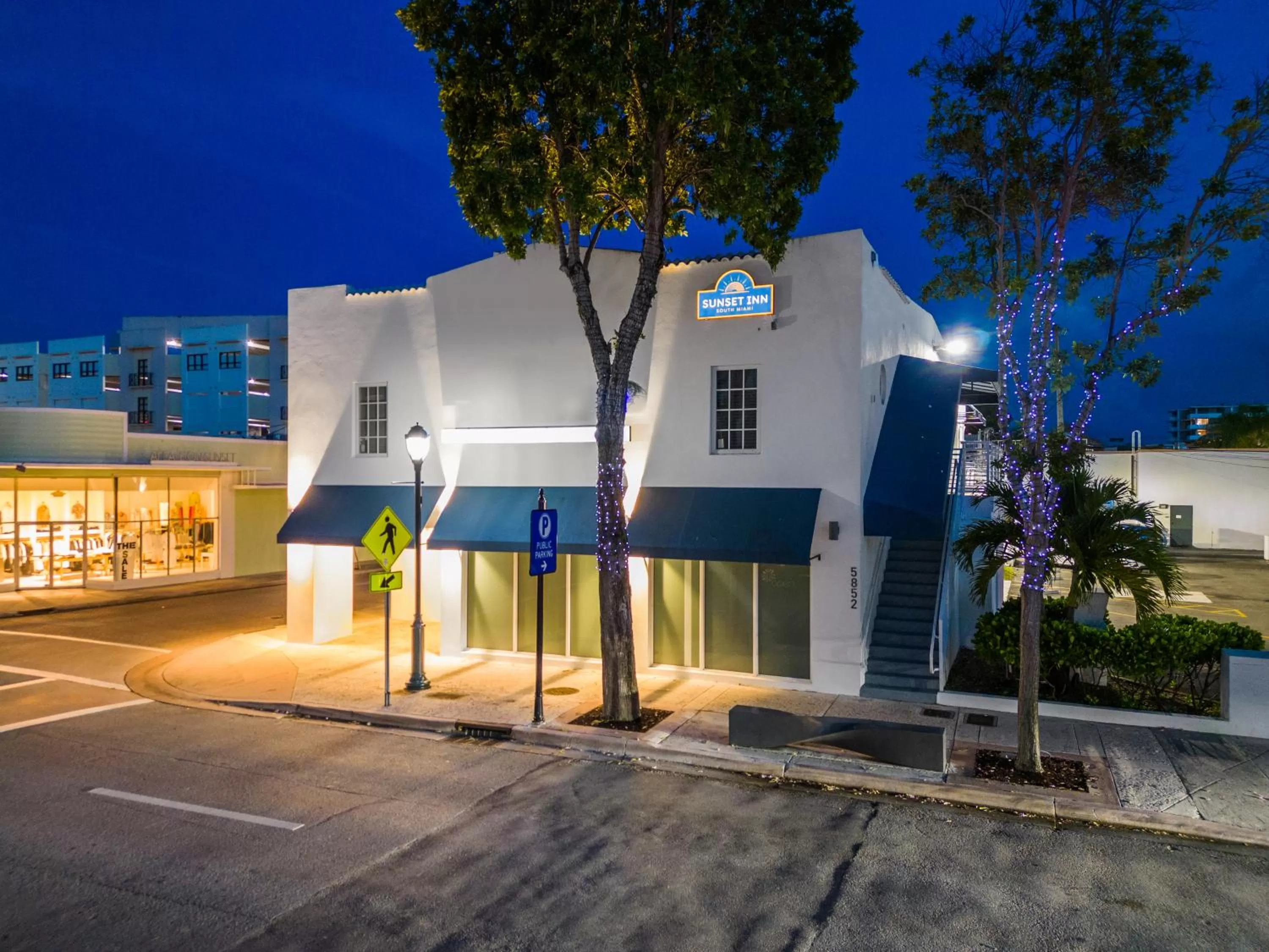 Property Building in Sunset Inn-South Miami