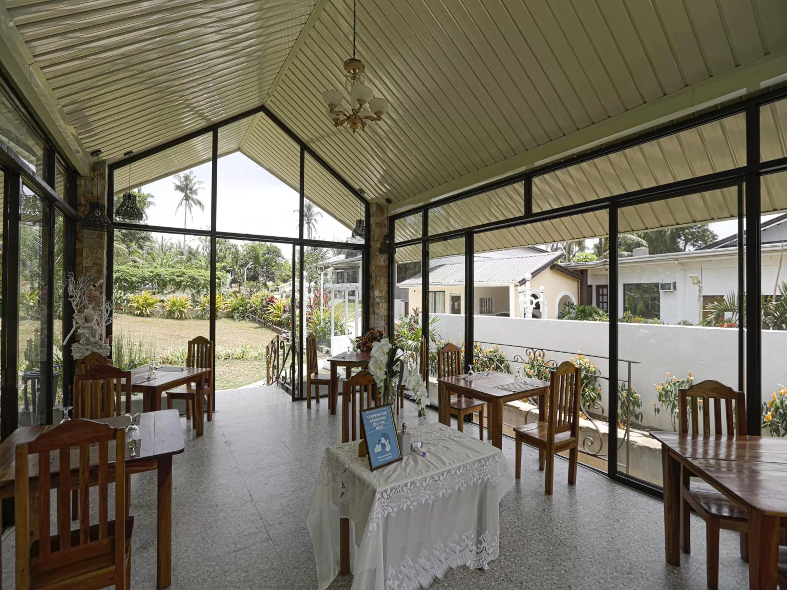 Restaurant/Places to Eat in OYO 784 Laura's Garden Resort