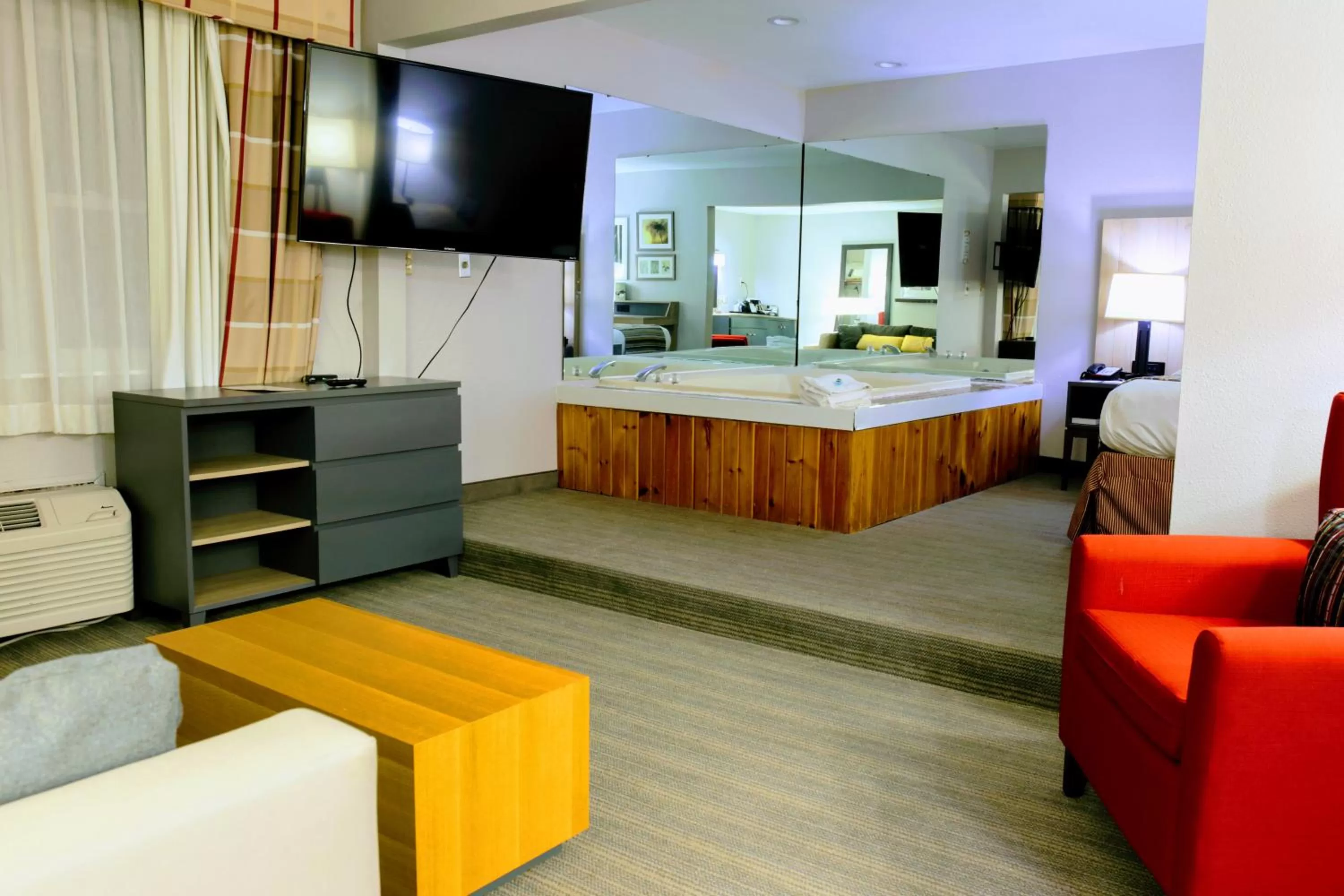 King Suite with Whirlpool in Country Inn & Suites by Radisson, Sparta, WI