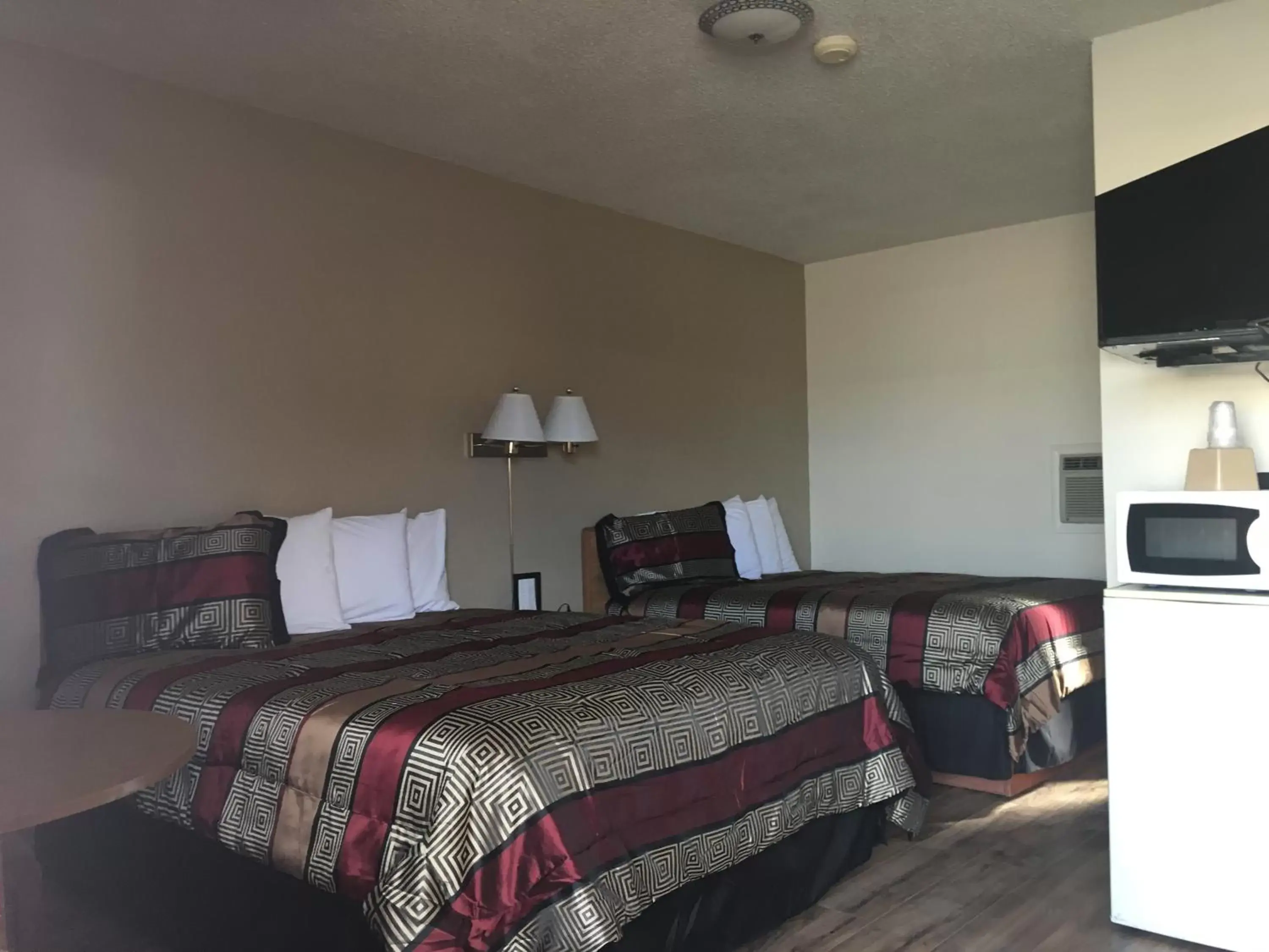 Bed in Travel Inn Motel