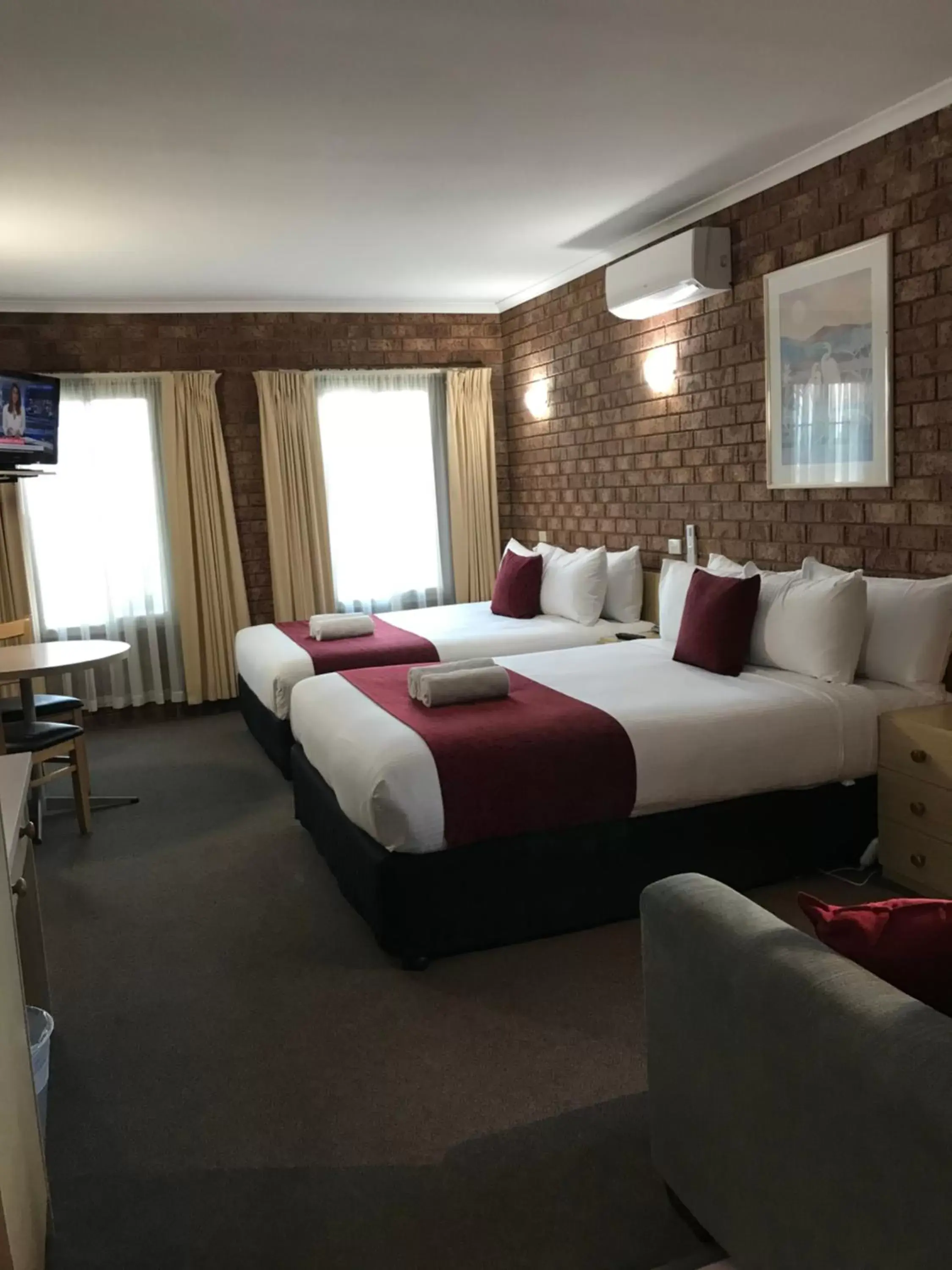 Photo of the whole room, Bed in Courtyard Motor Inn