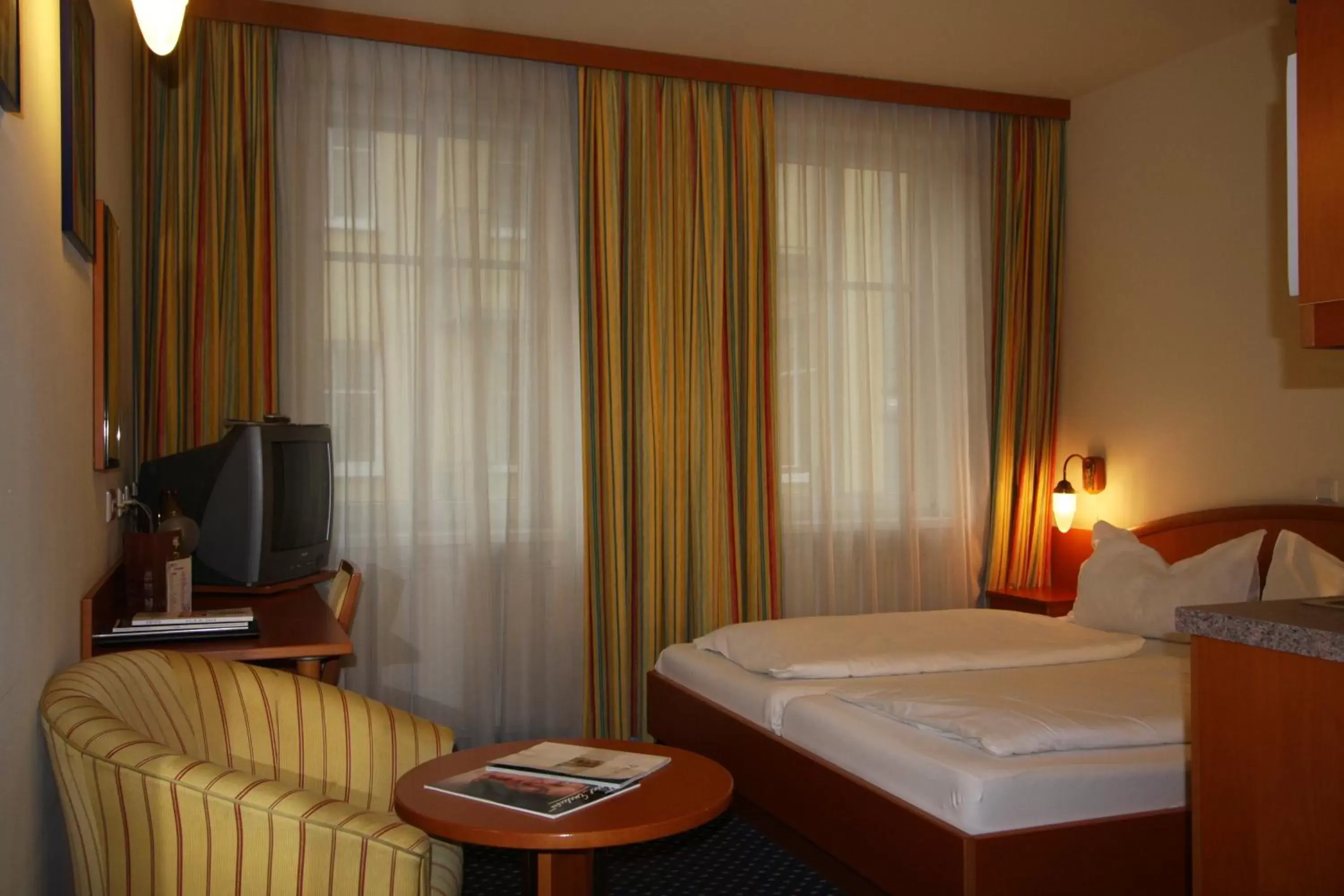 Photo of the whole room, Bed in Suite Hotel 900 m zur Oper