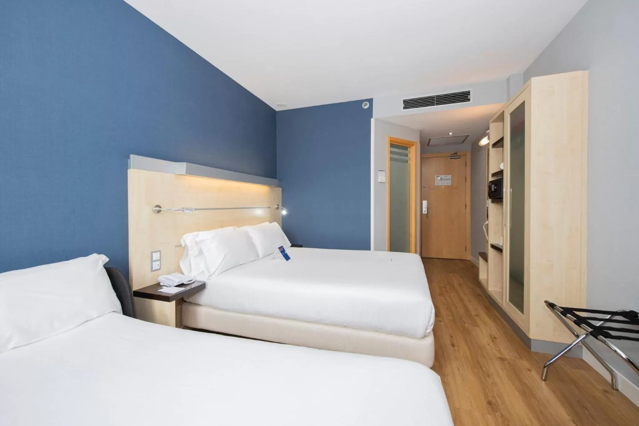 Photo of the whole room, Bed in Holiday Inn Express Barcelona City 22@ by IHG