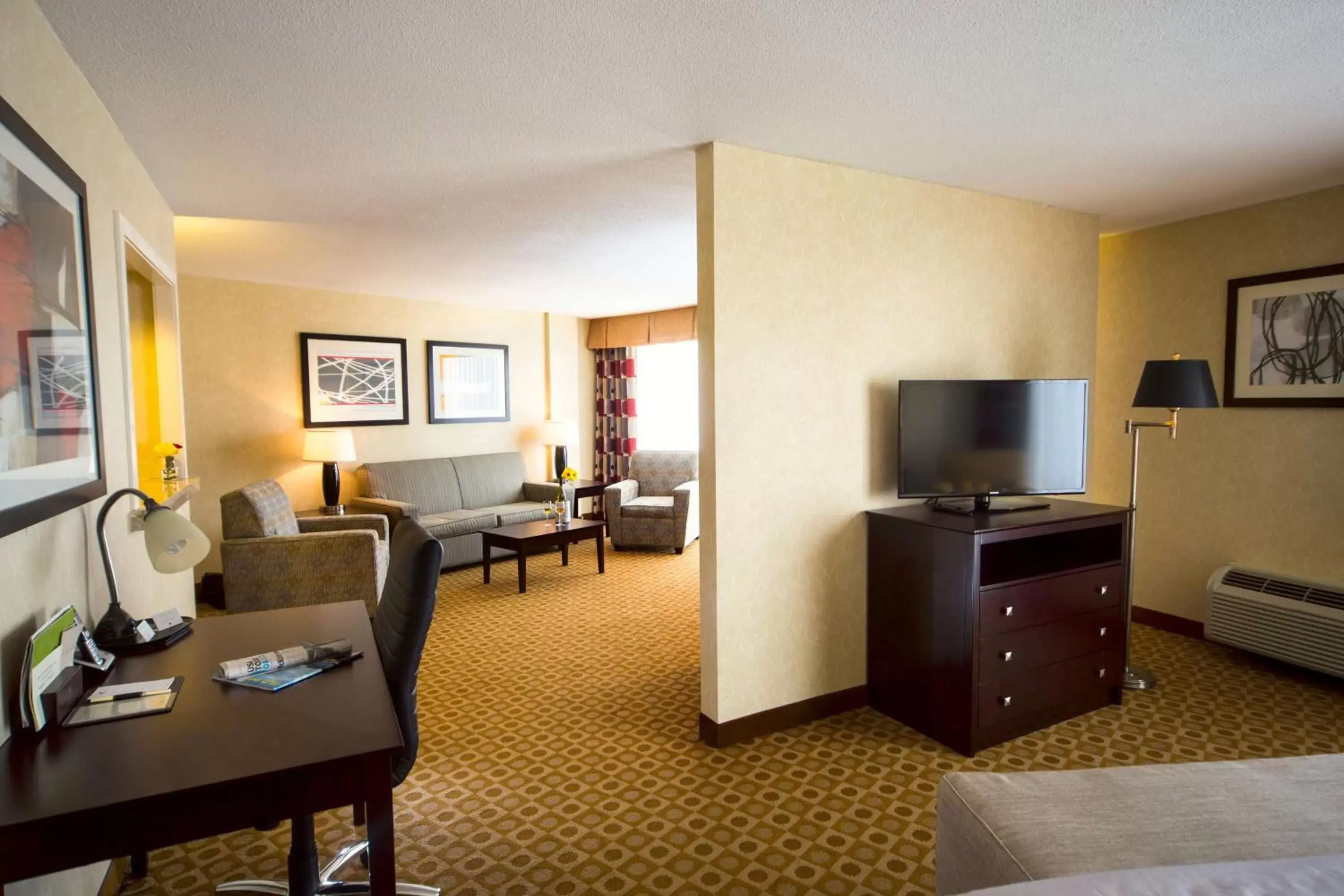 Bedroom, TV/Entertainment Center in DoubleTree by Hilton Portland, ME