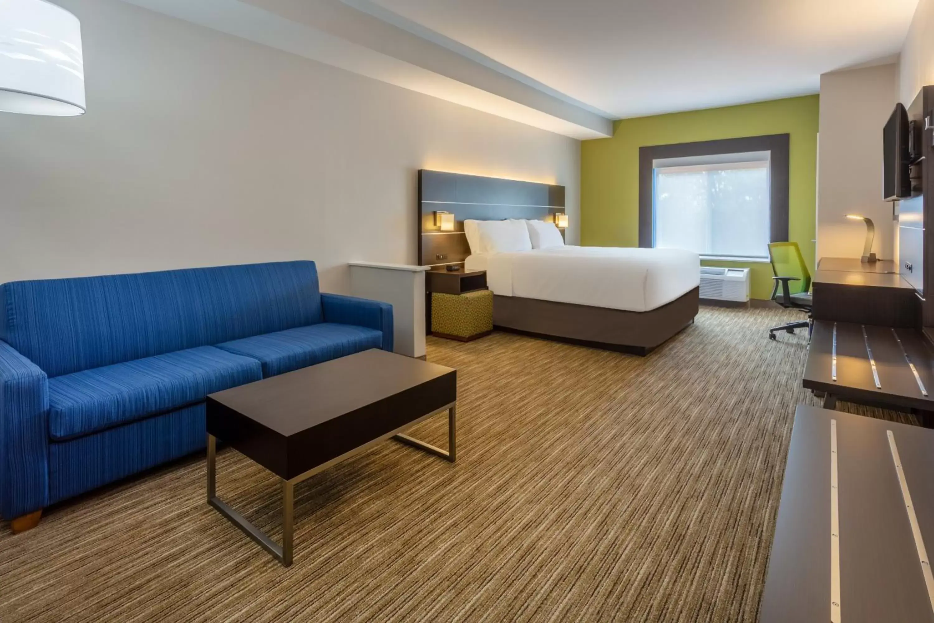 Bedroom, Seating Area in Holiday Inn Express Arrowood, an IHG Hotel