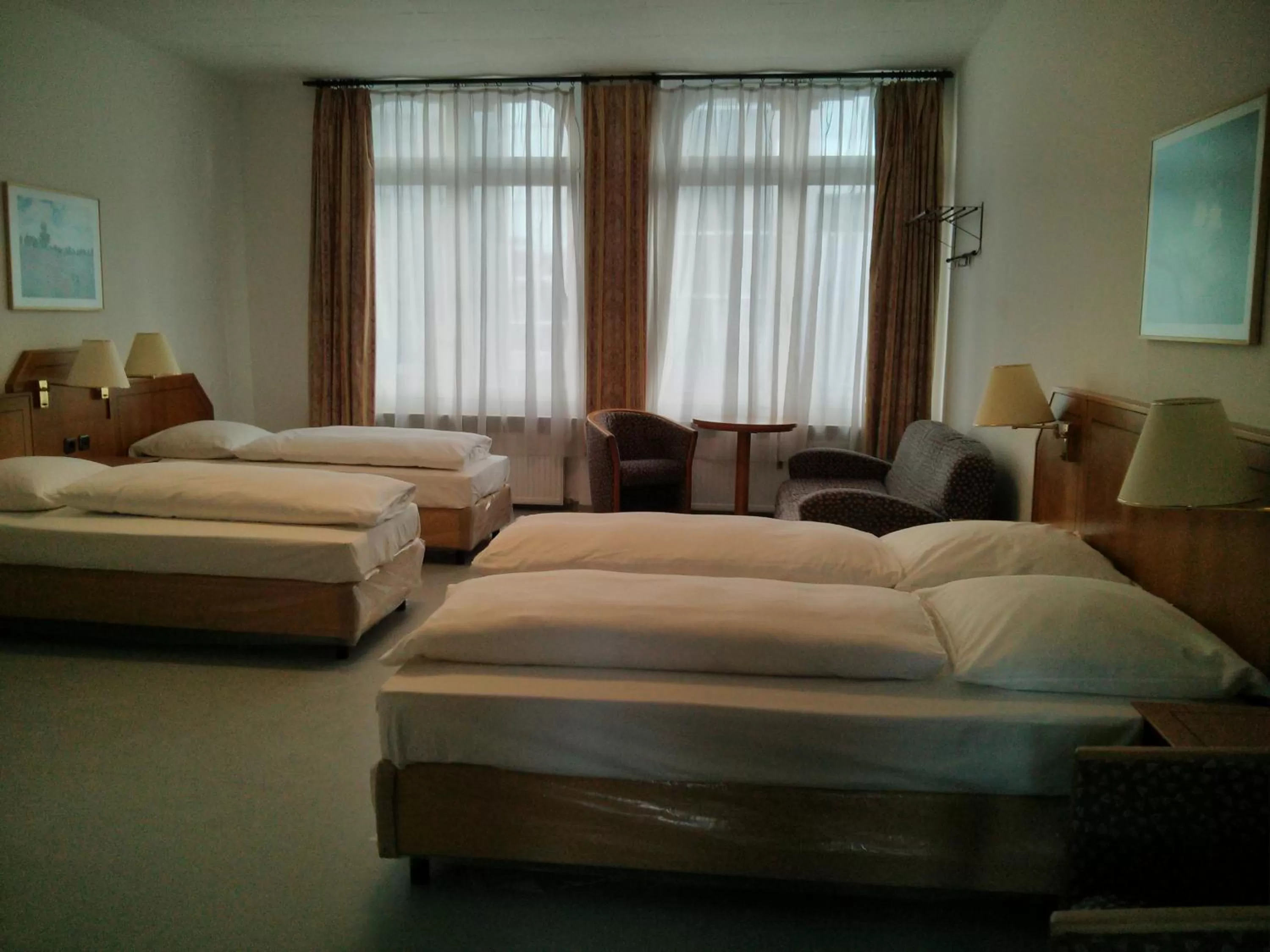 Photo of the whole room, Bed in Willy Hotel Frankfurt