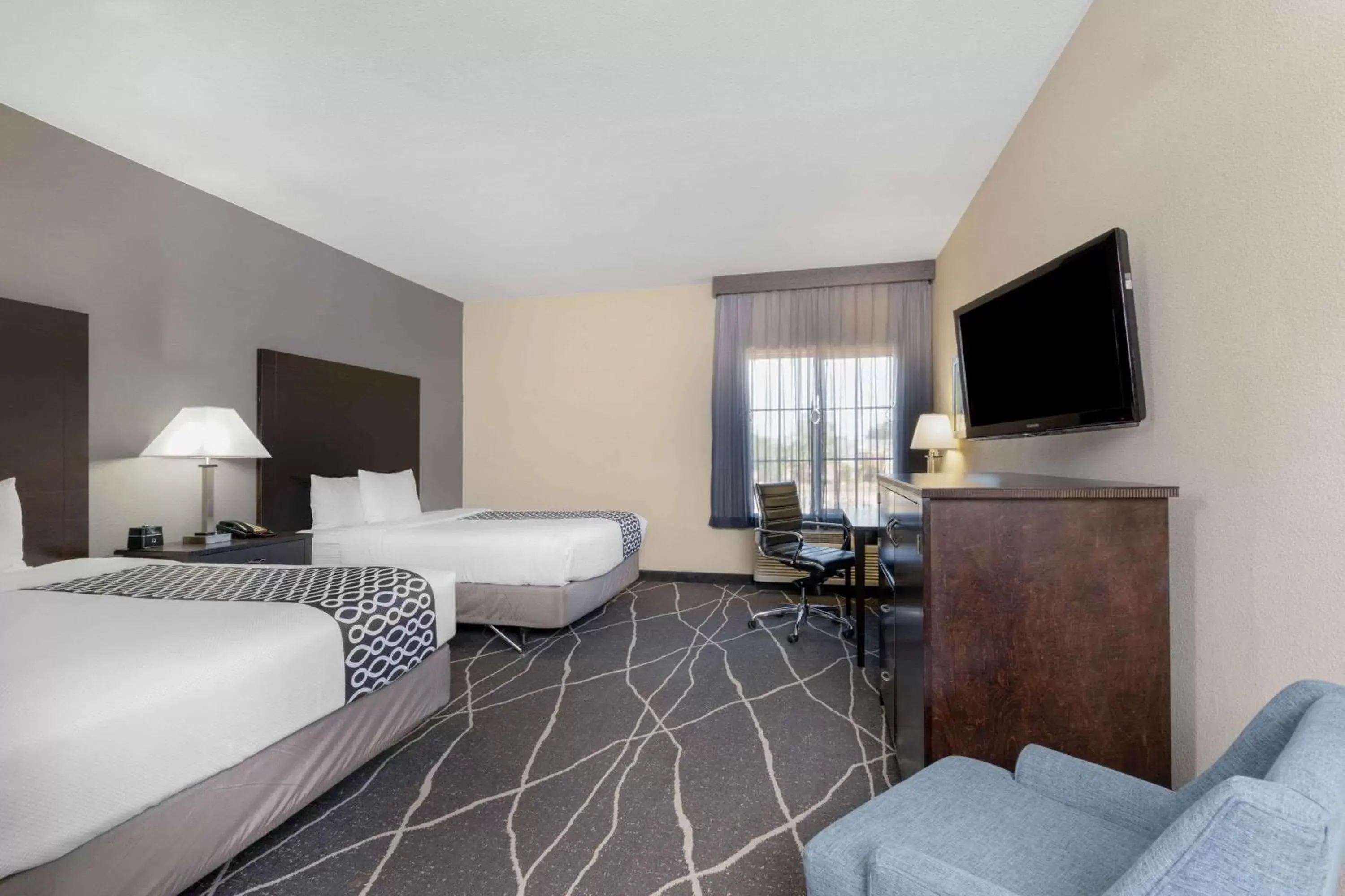 Photo of the whole room, Bed in La Quinta by Wyndham Houston Energy Corridor