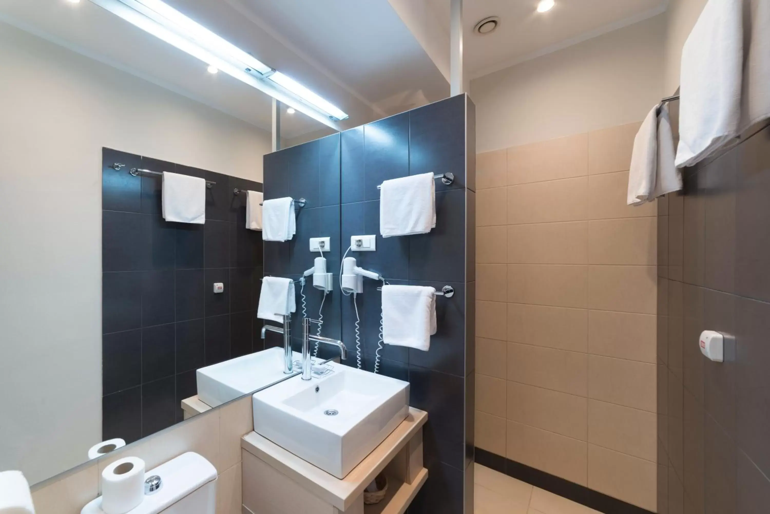 Shower, Bathroom in Mercure Belgrade Excelsior