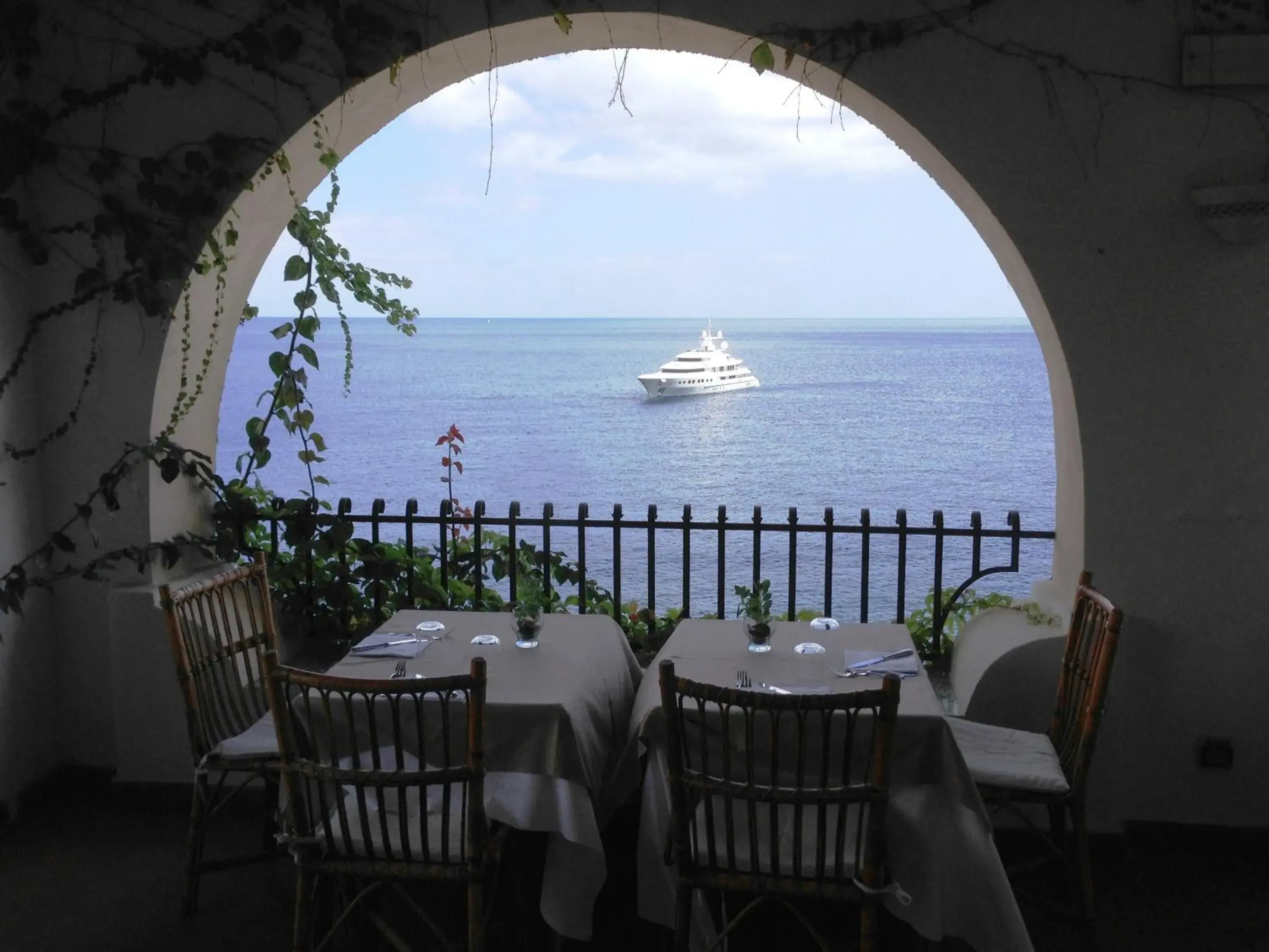 Restaurant/places to eat, Sea View in Hotel Carasco