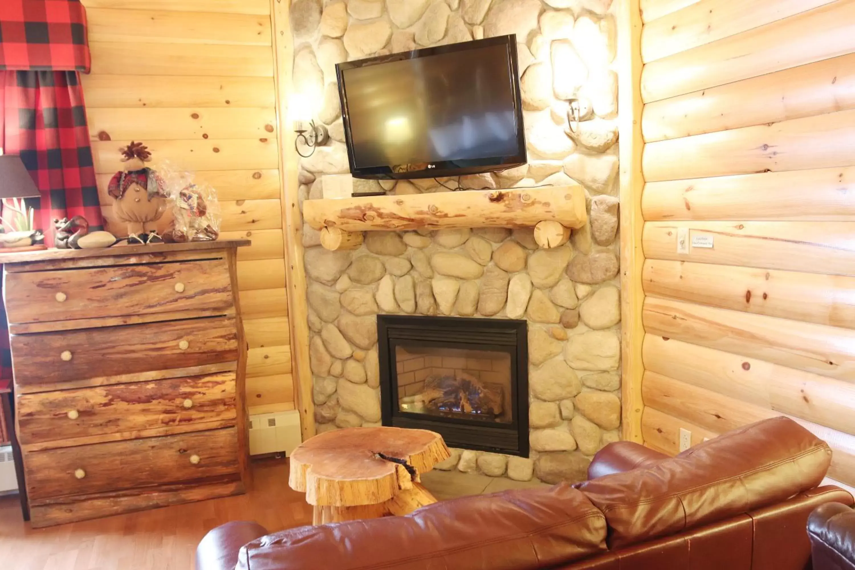 Seating area, TV/Entertainment Center in Best Western White House Inn