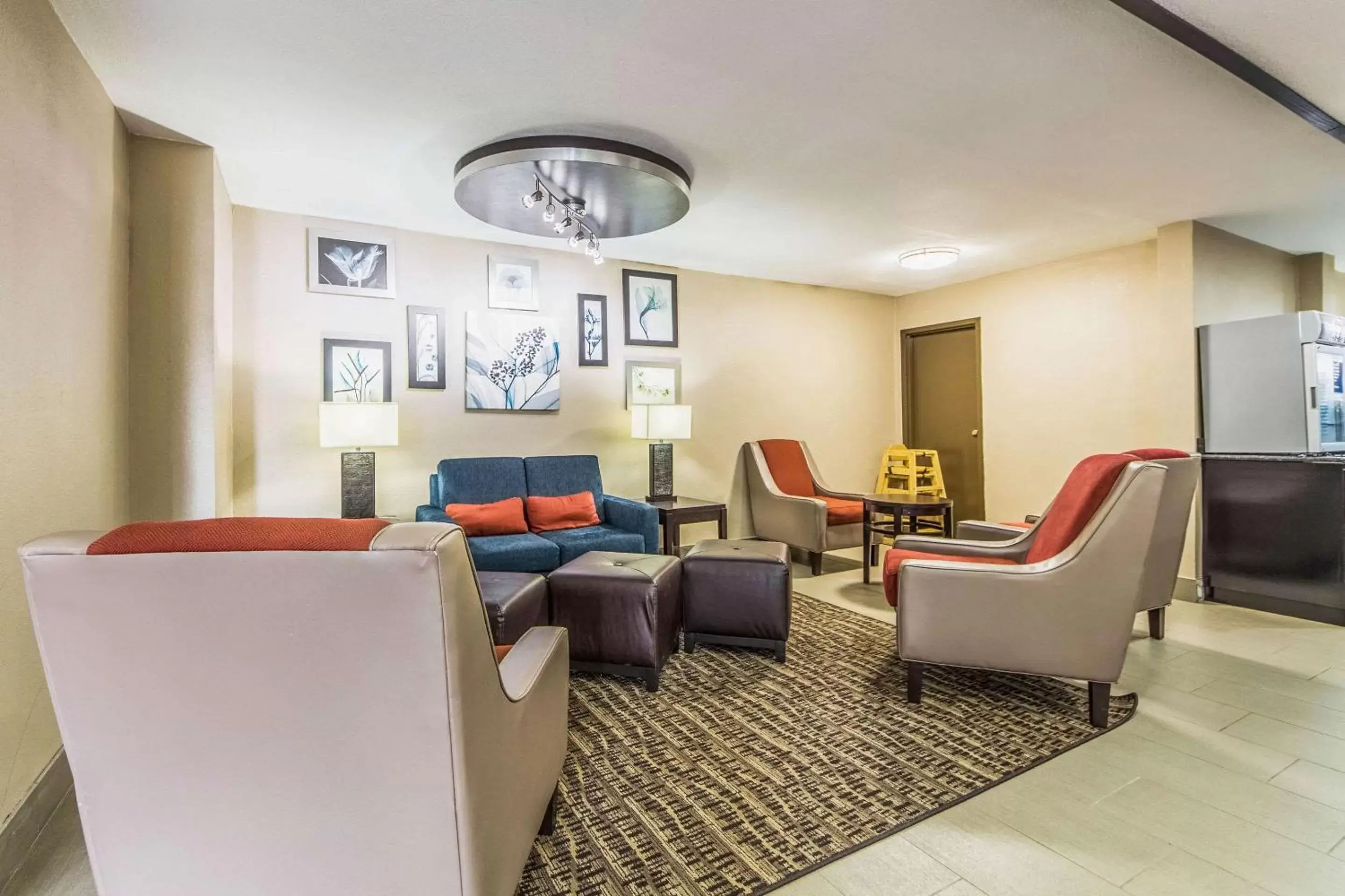 Lobby or reception, Seating Area in Comfort Inn Dallas Park Central