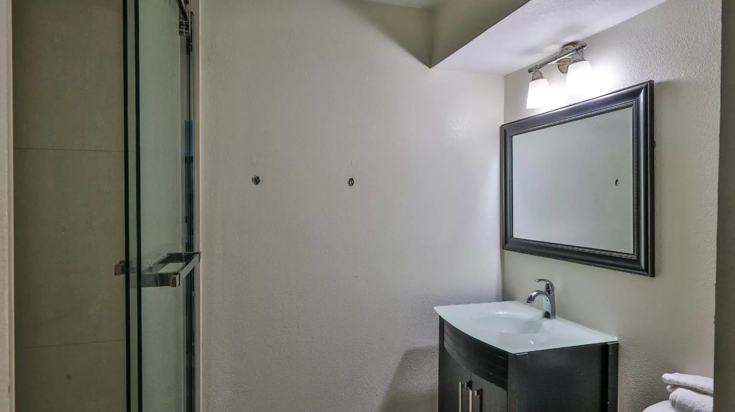Shower, Bathroom in Driftwood Beach Motel