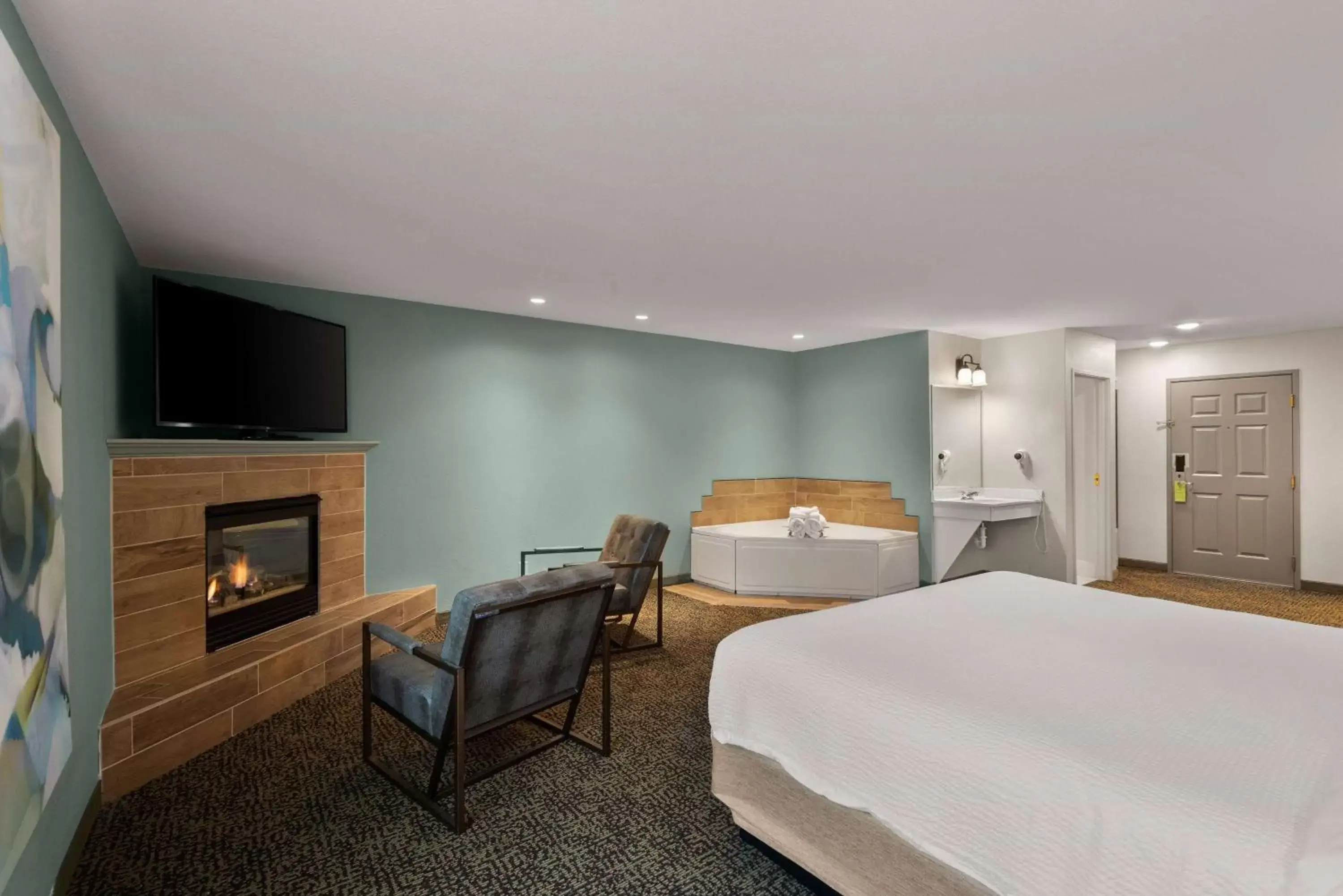 Garden King Suite with Fireplace and Jetted Tub - Non-Smoking in Wyndham Garden Galena Hotel & Day Spa