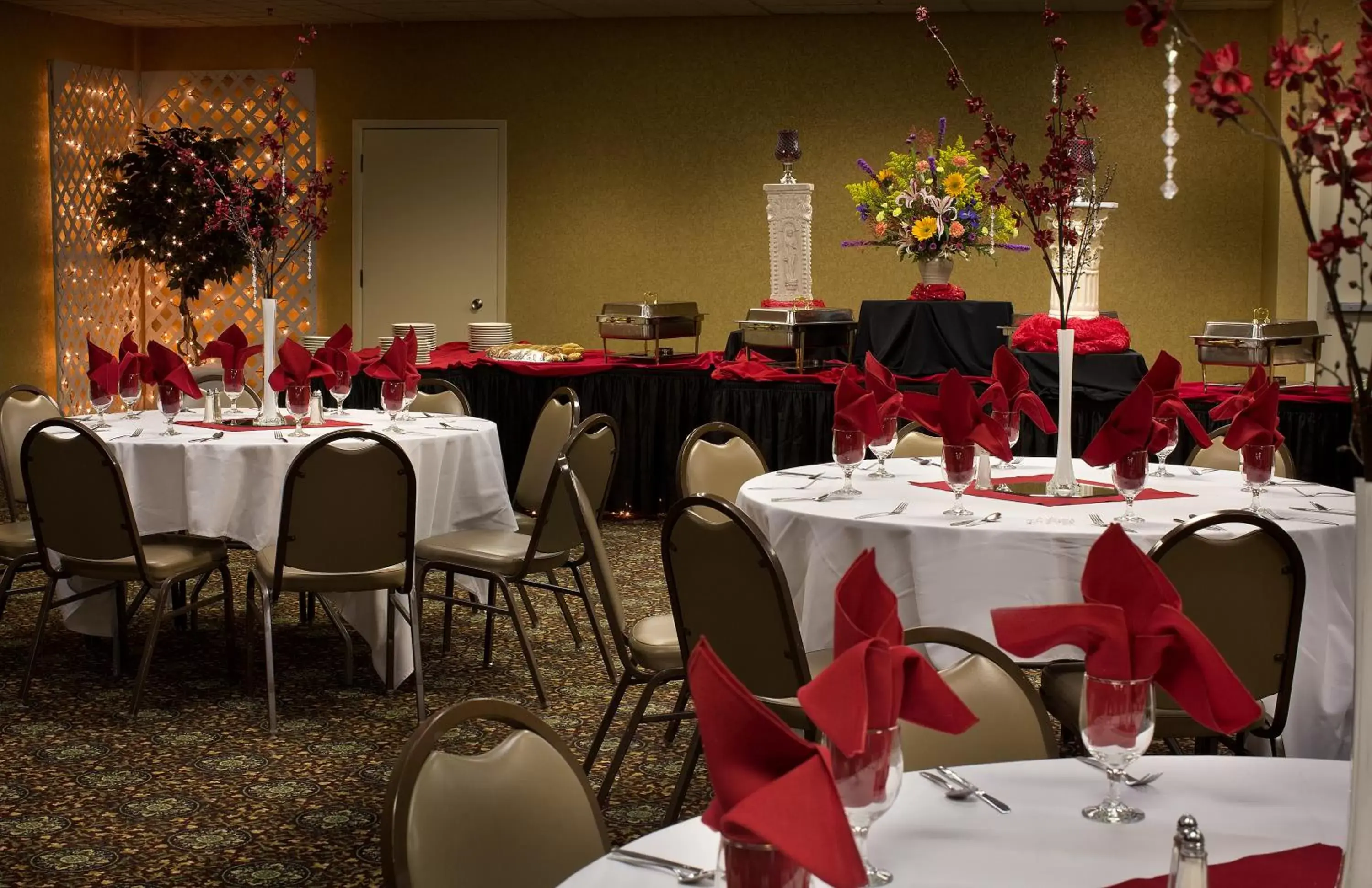 Banquet/Function facilities, Restaurant/Places to Eat in Coast Inn at Lake Hood