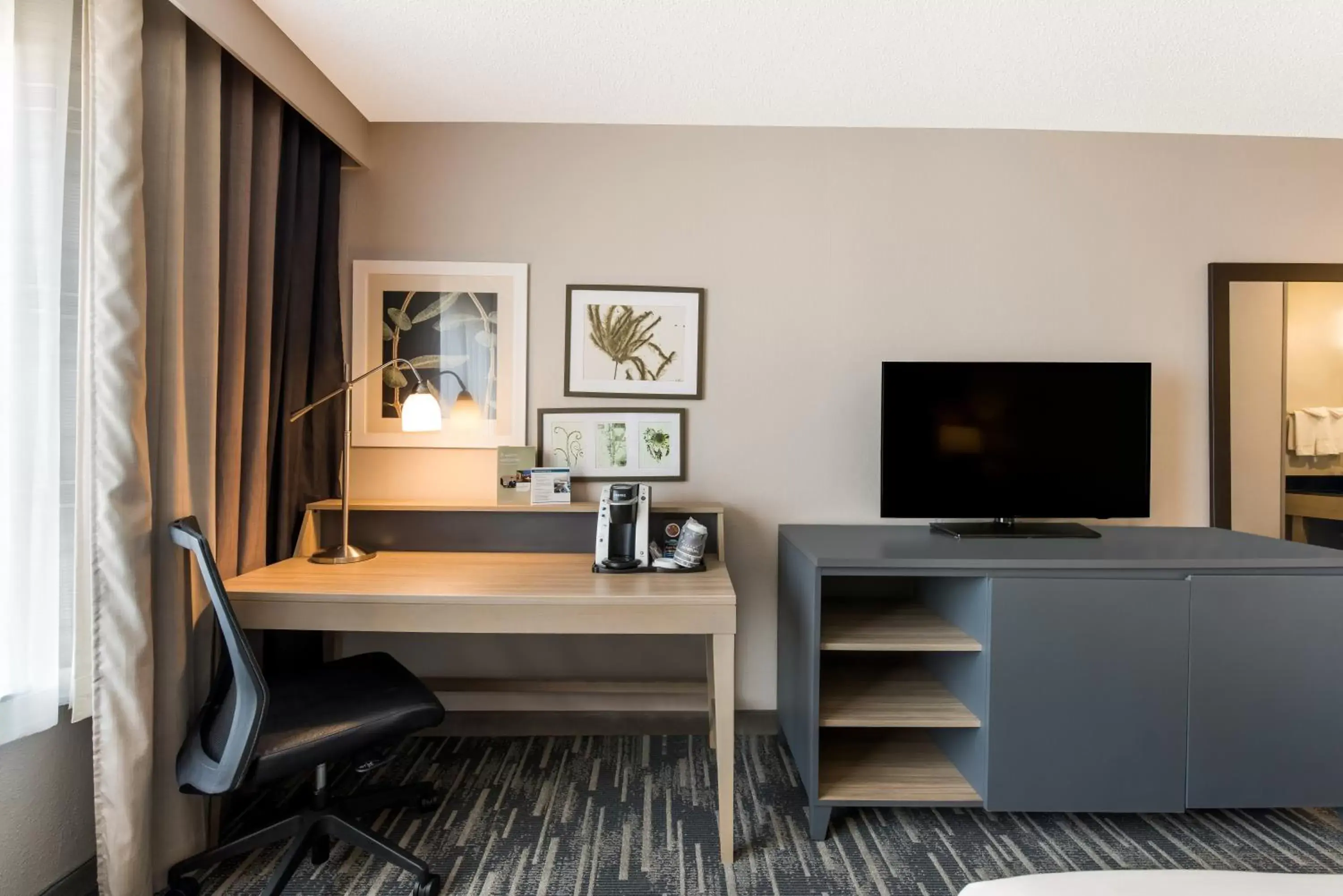 TV and multimedia, TV/Entertainment Center in Country Inn & Suites by Radisson, Wichita East, KS