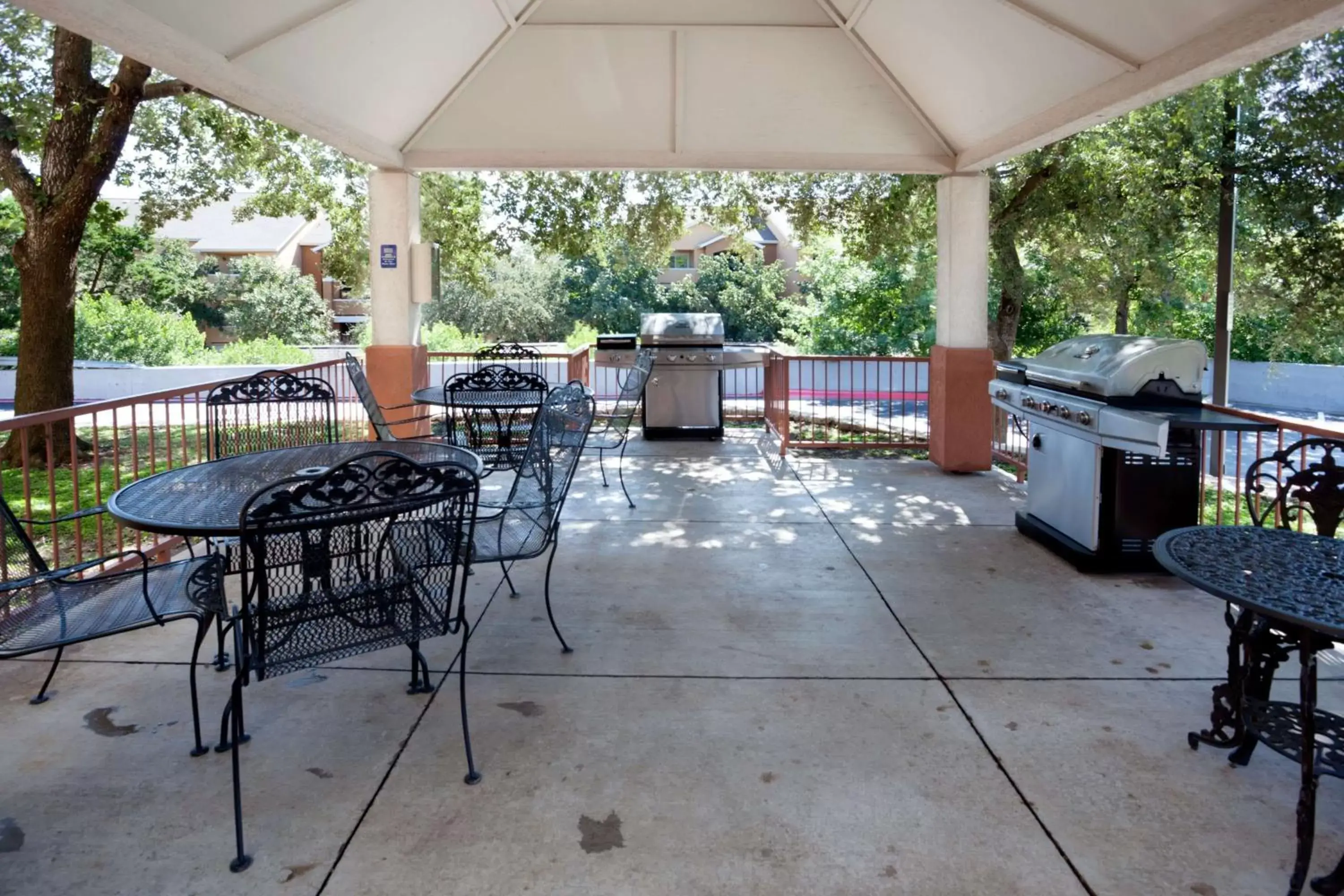 Patio, BBQ Facilities in Sonesta Simply Suites Austin The Domain Area