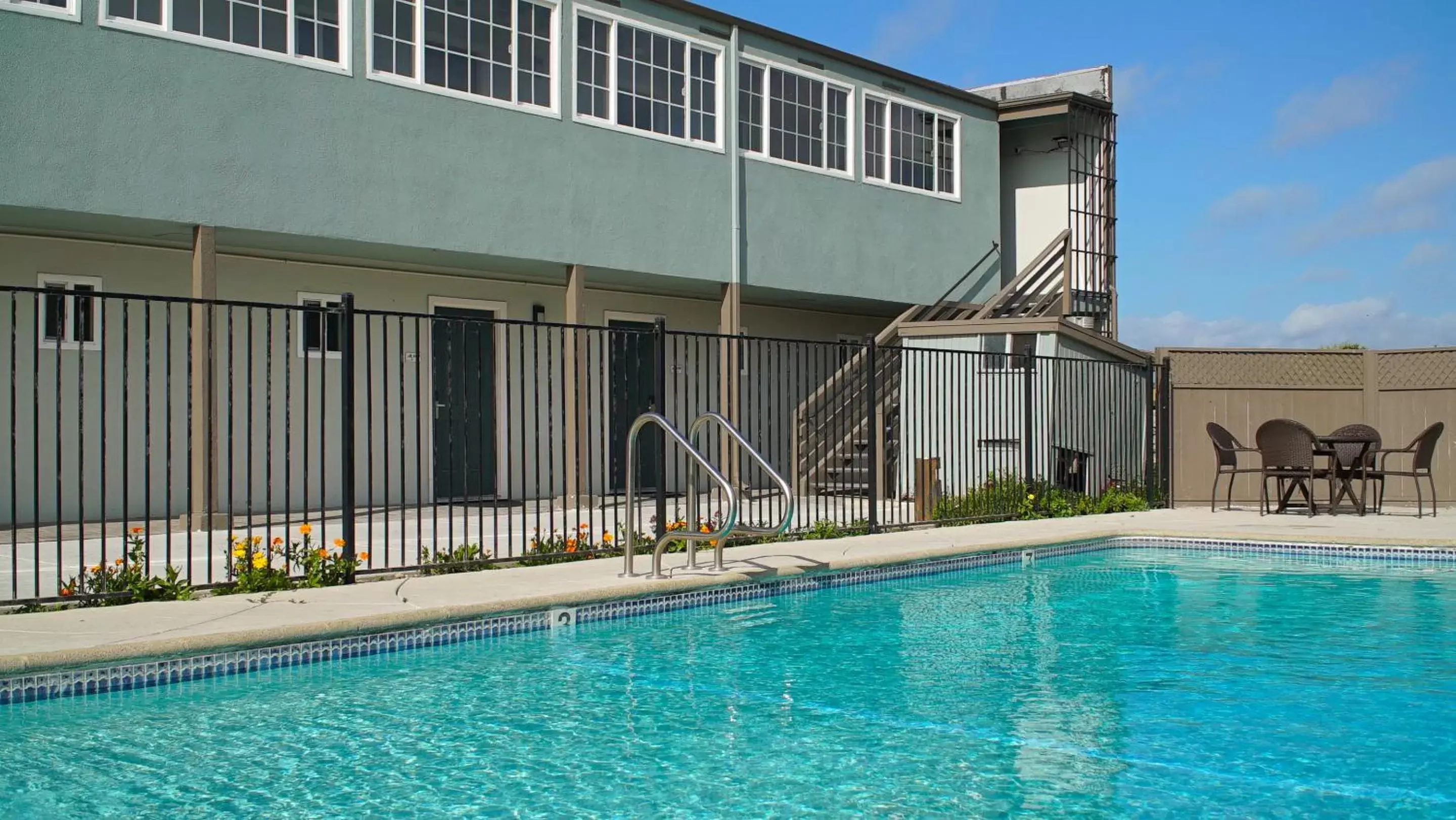 Swimming Pool in Sea Breeze Inn - San Simeon