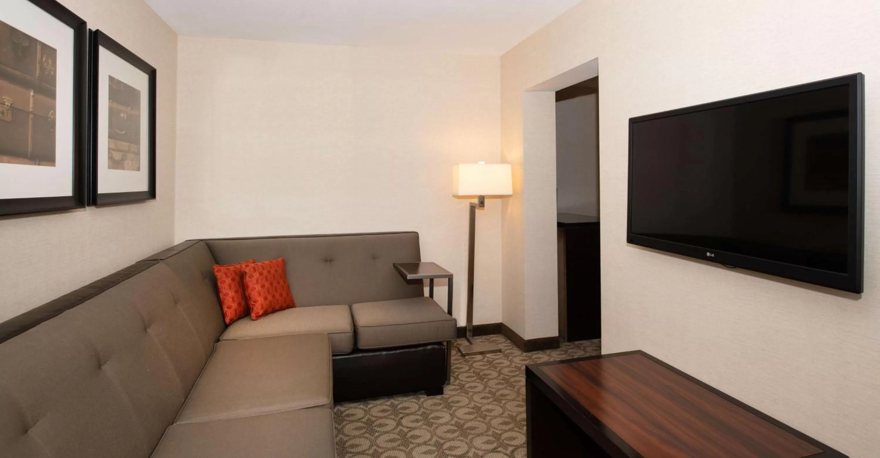 Living room in DoubleTree Hotel & Suites Charleston Airport