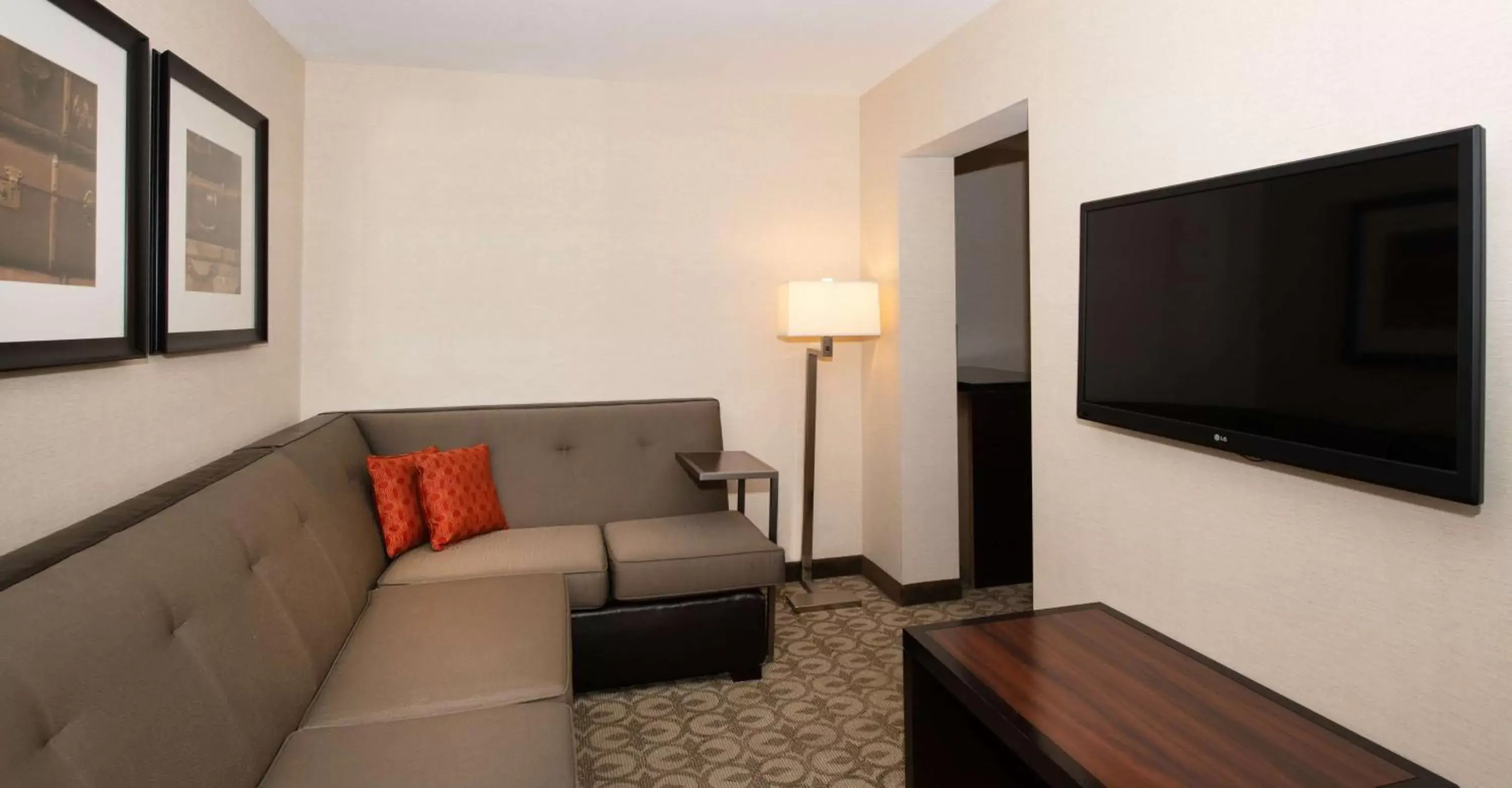 Living room, Seating Area in DoubleTree Hotel & Suites Charleston Airport