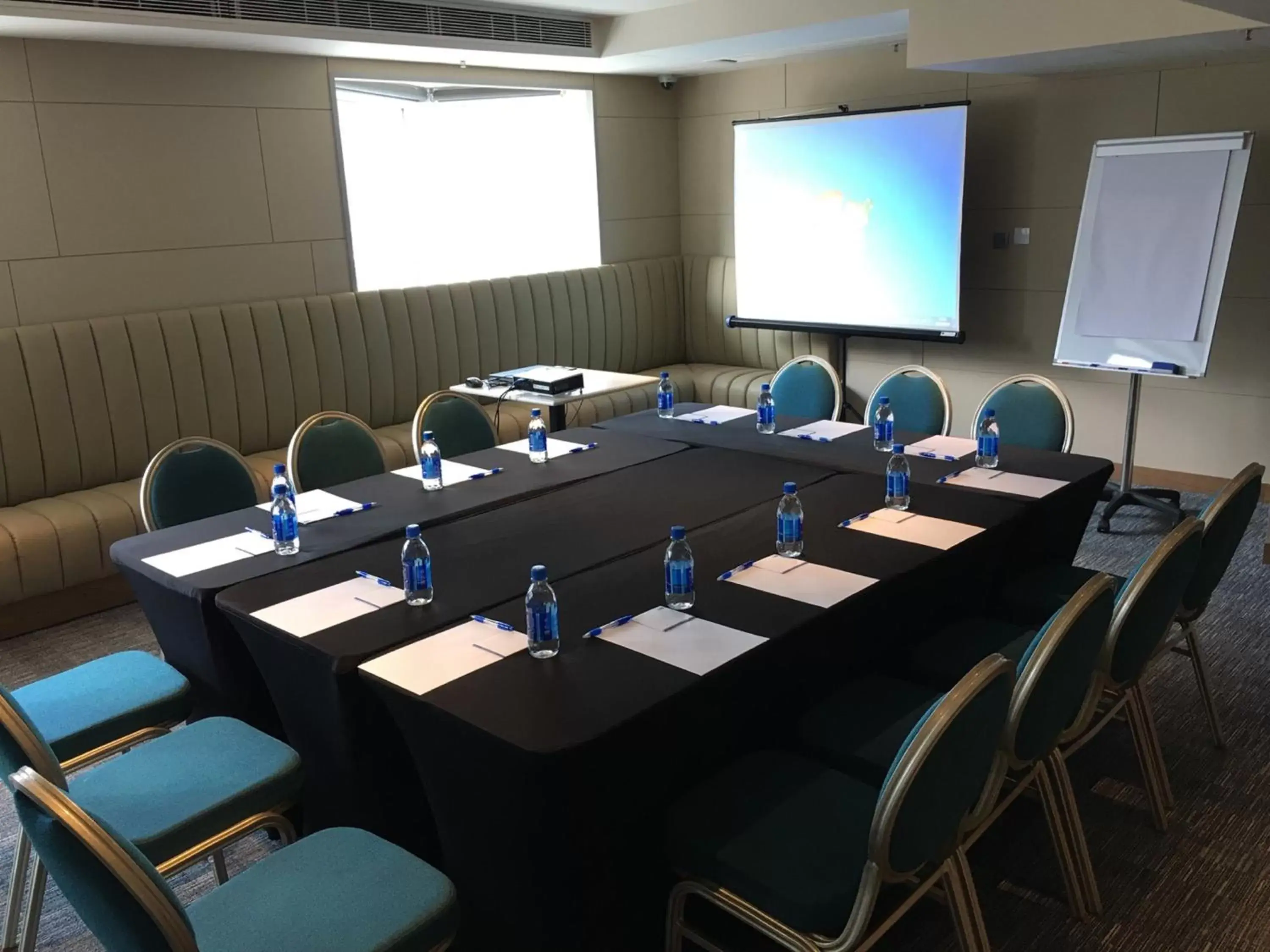 Meeting/conference room in Holiday Inn Express Hong Kong Mongkok, an IHG Hotel