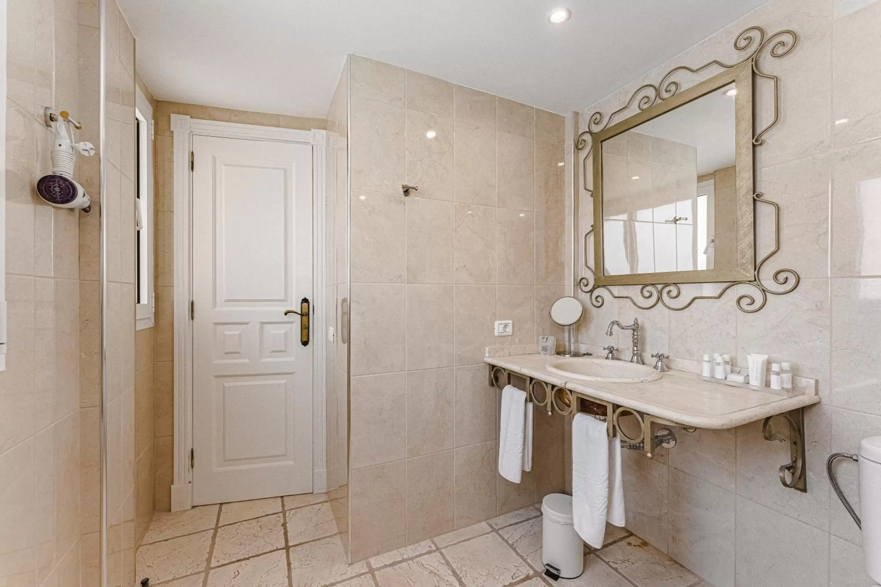 Bathroom in Flamingo Suites Boutique Hotel