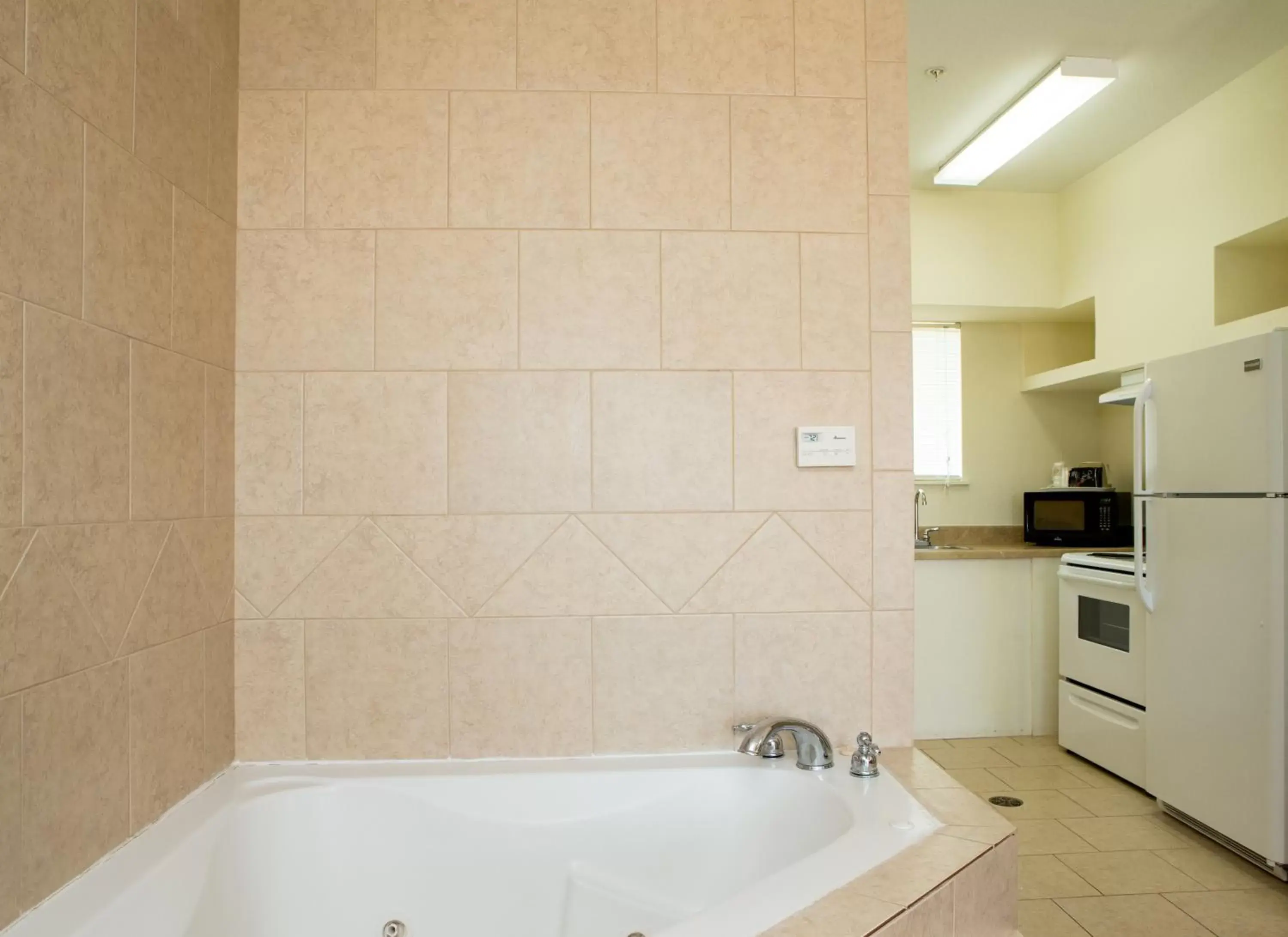 Hot Tub, Bathroom in Sands Inn & Suites