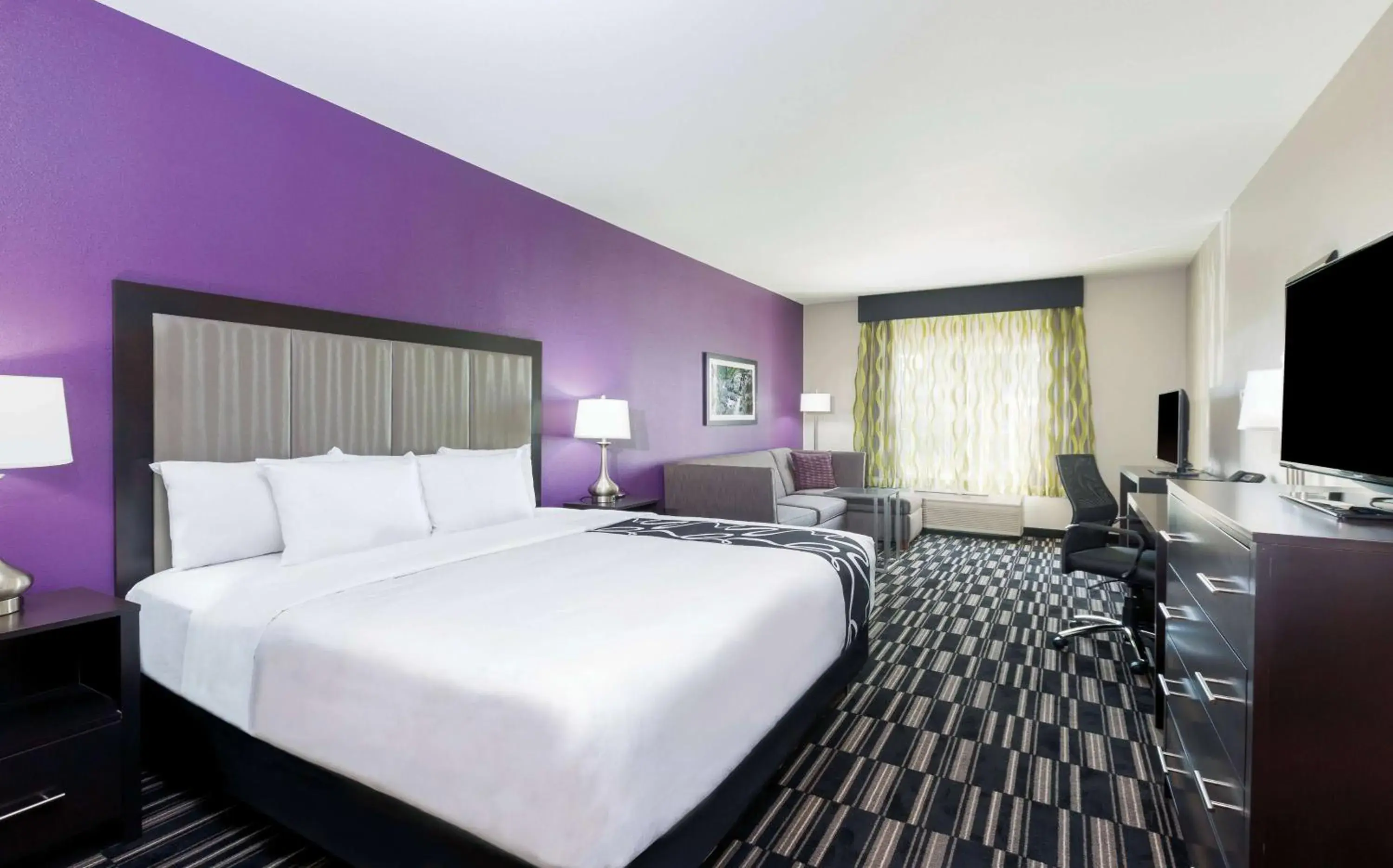 Photo of the whole room, Bed in La Quinta Inn & Suites by Wyndham Fairfield - Napa Valley