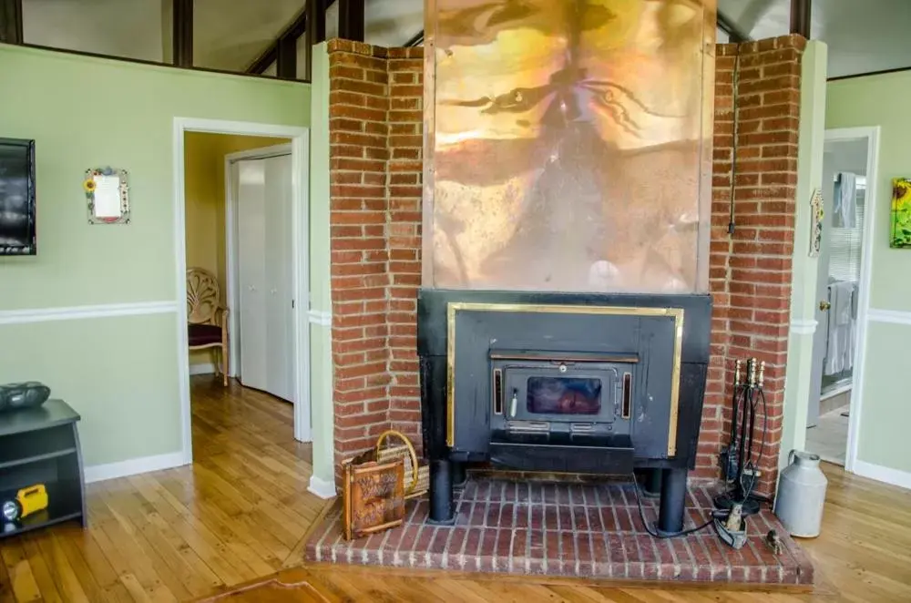 Living room, TV/Entertainment Center in Asheville Cabins of Willow Winds