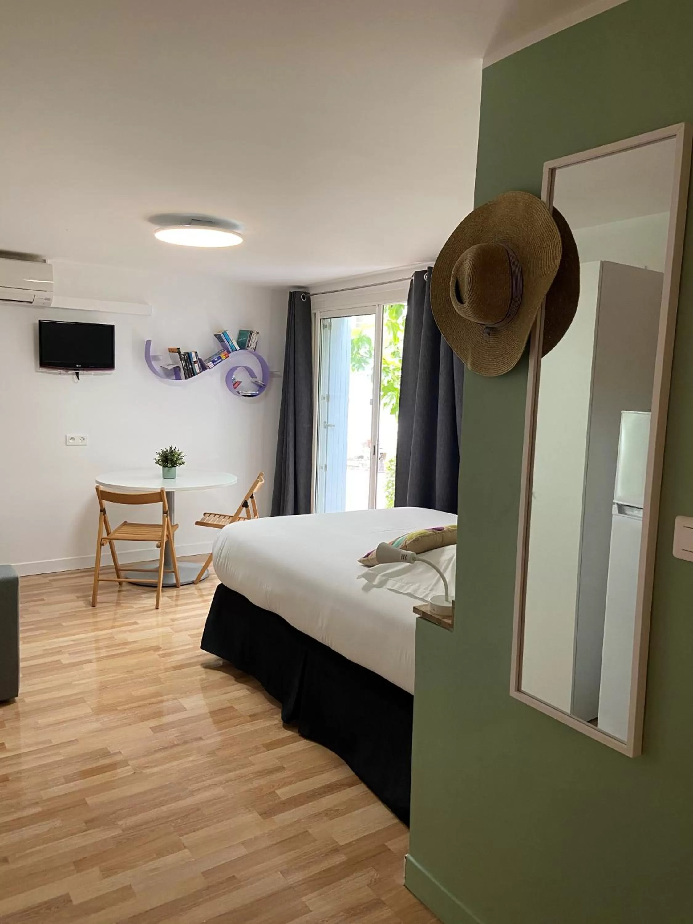 Photo of the whole room, Bed in Le Thimothée : Hôtel & Studios